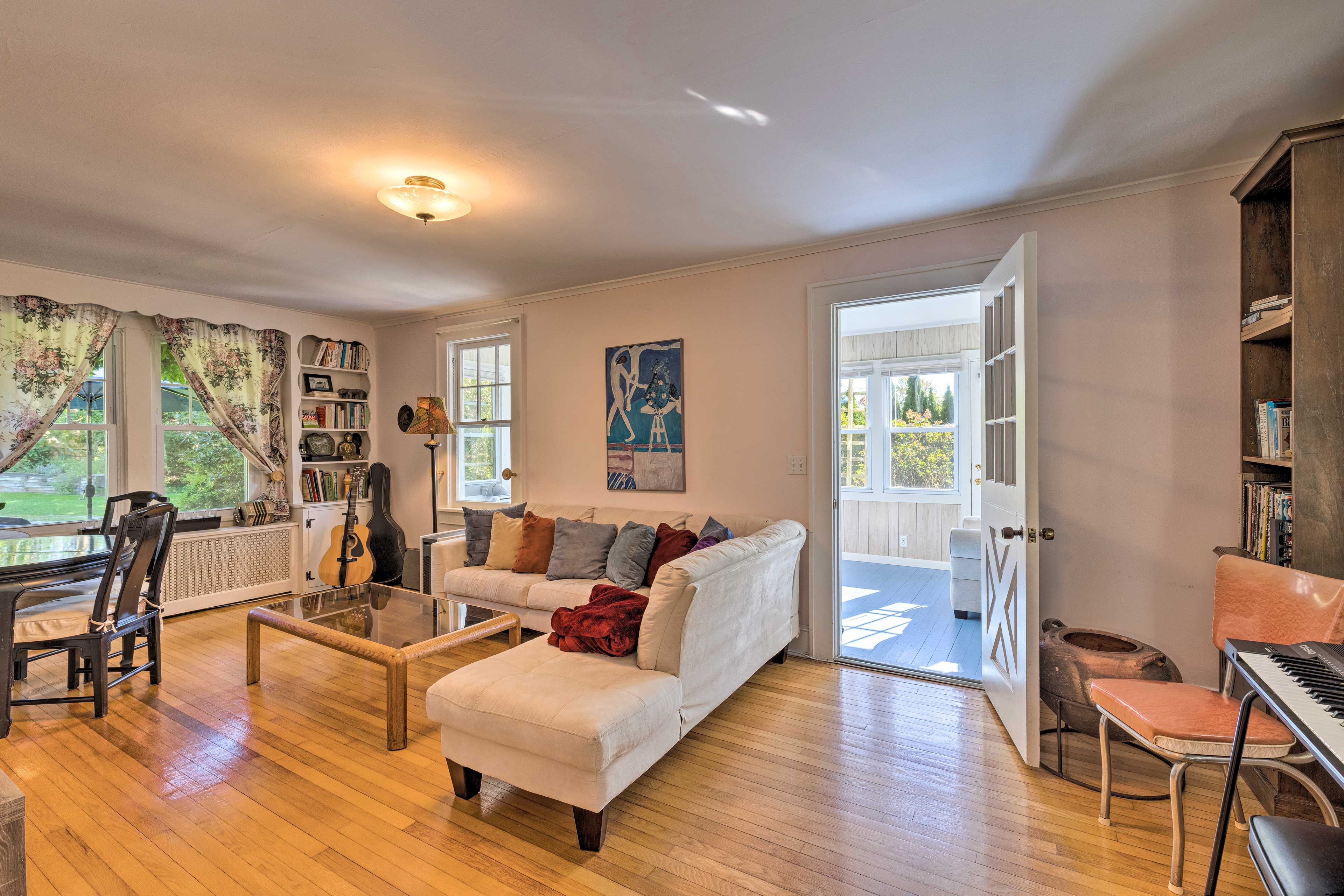 Living Room | Sunroom Access