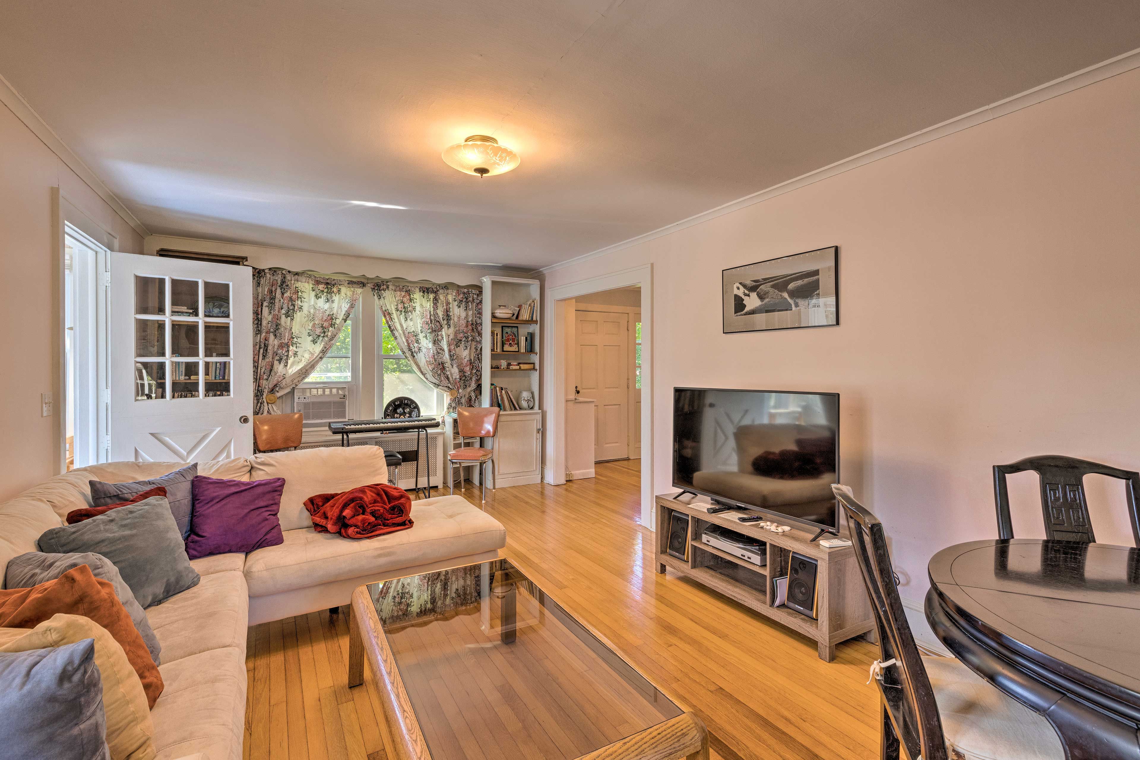Living Room | Smart TV w/ Cable