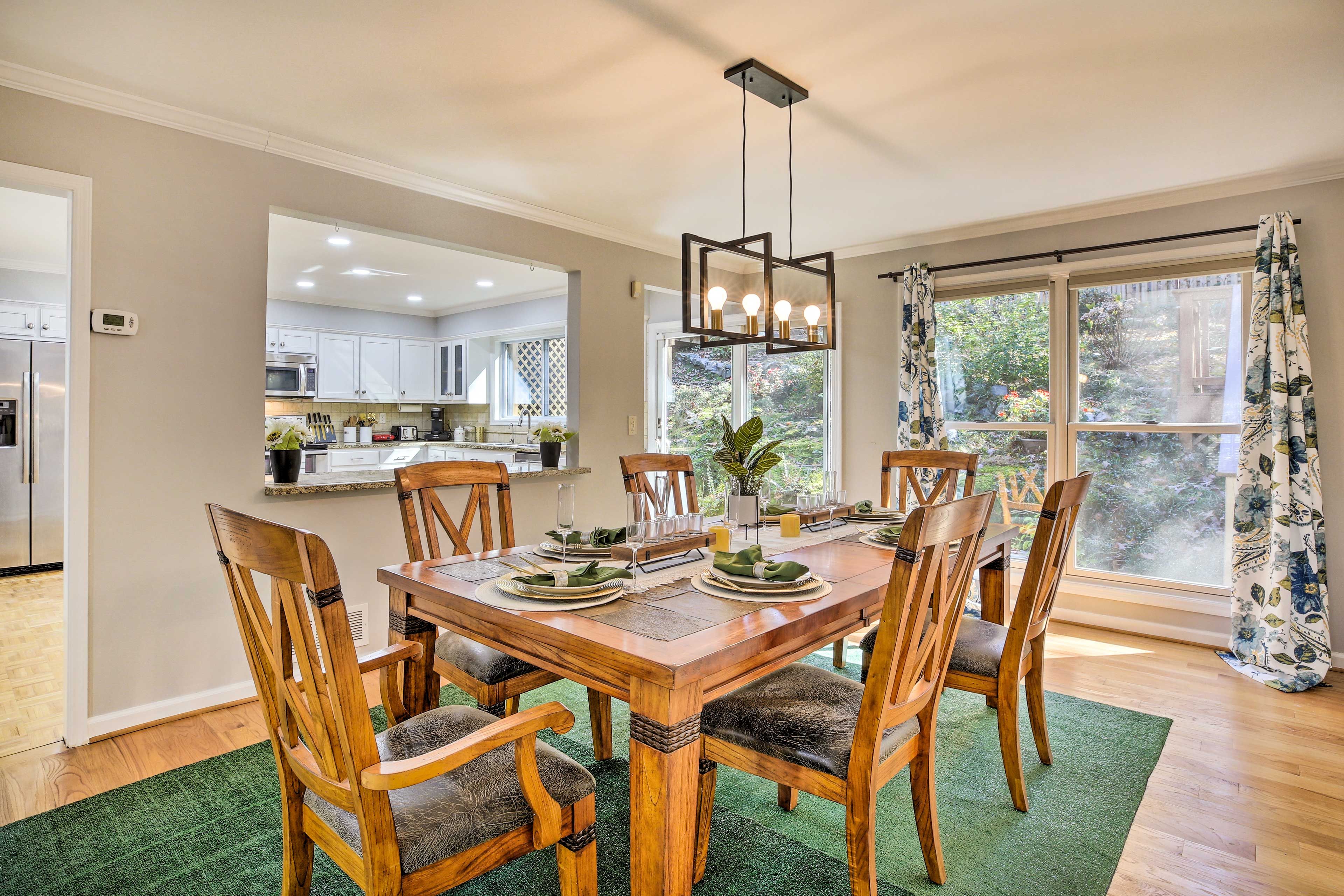 Dining Room | Dishware & Flatware Provided