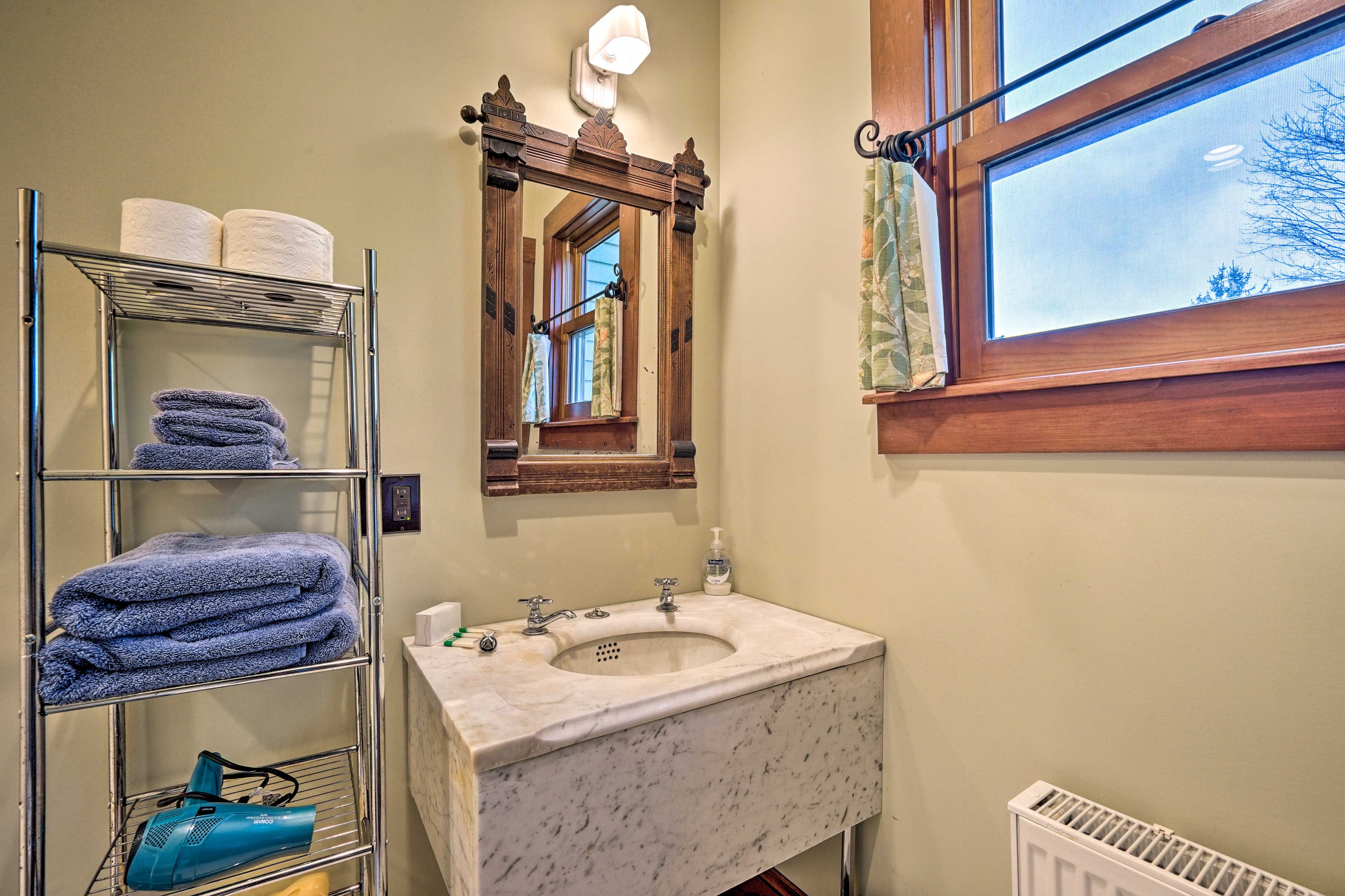 Full En-Suite Bathroom | 2nd Floor | Stairs Required
