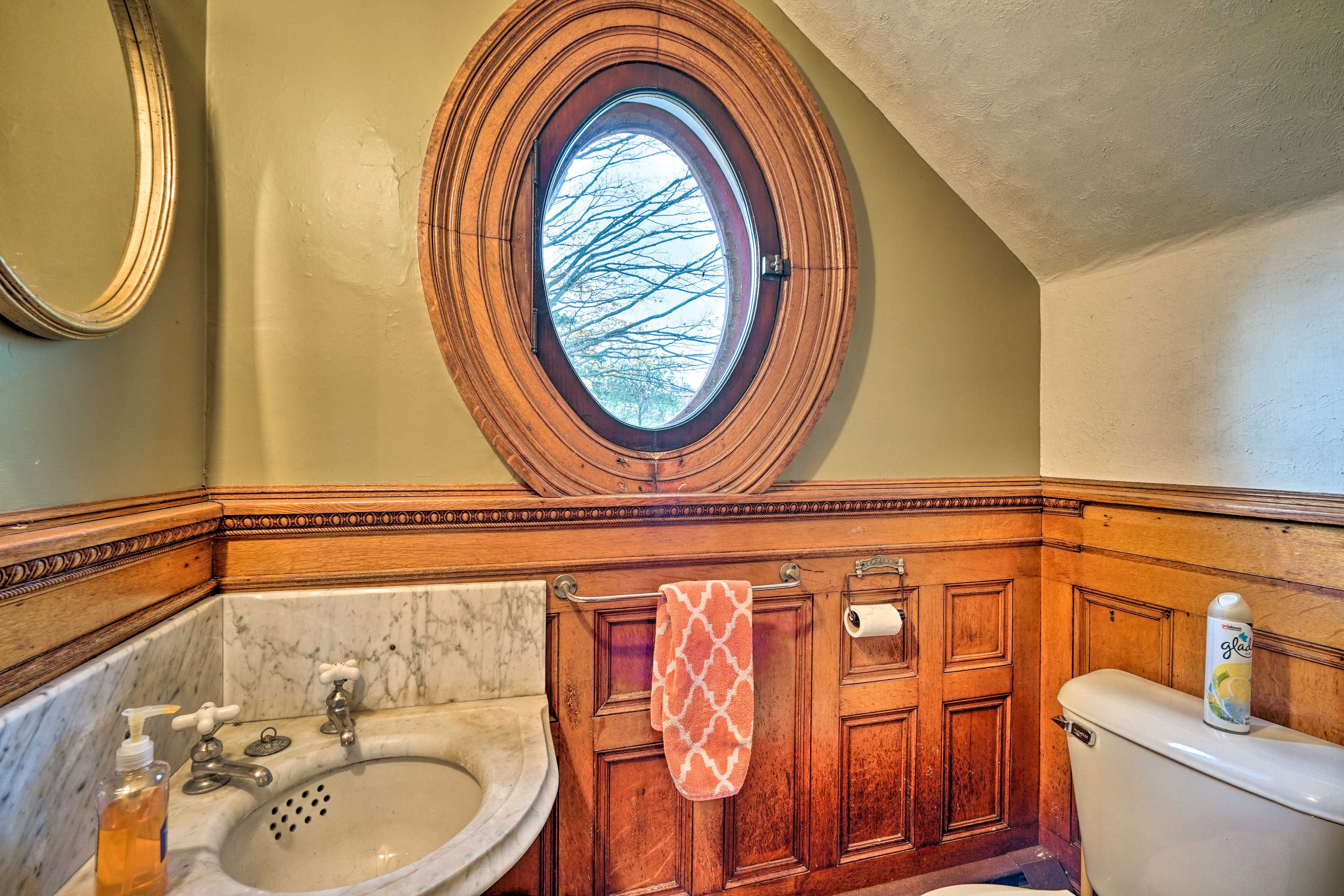 Half Bathroom | 1st Floor | Complimentary Toiletries