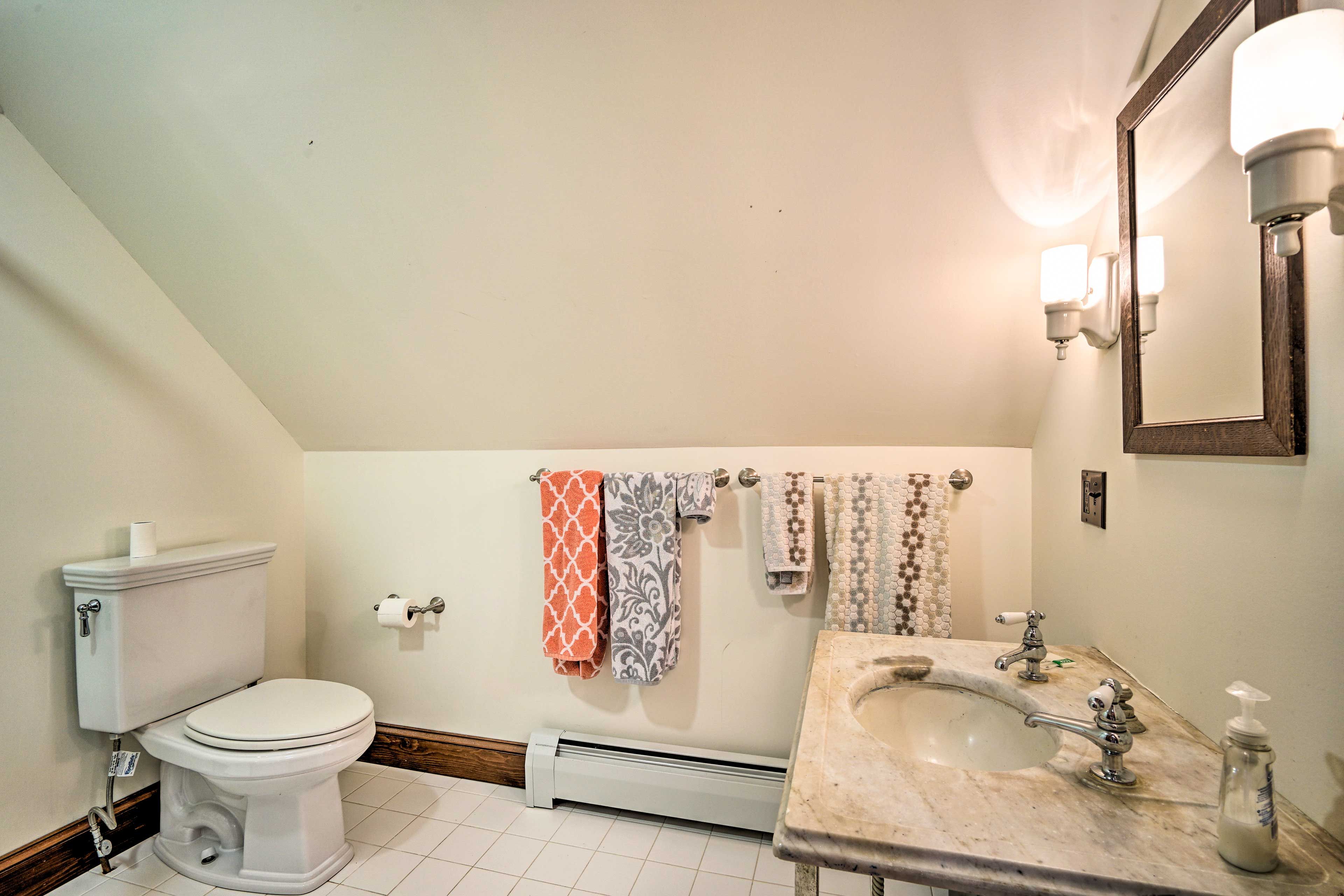 Full En-Suite Bathroom | 2nd Floor | Stairs Required