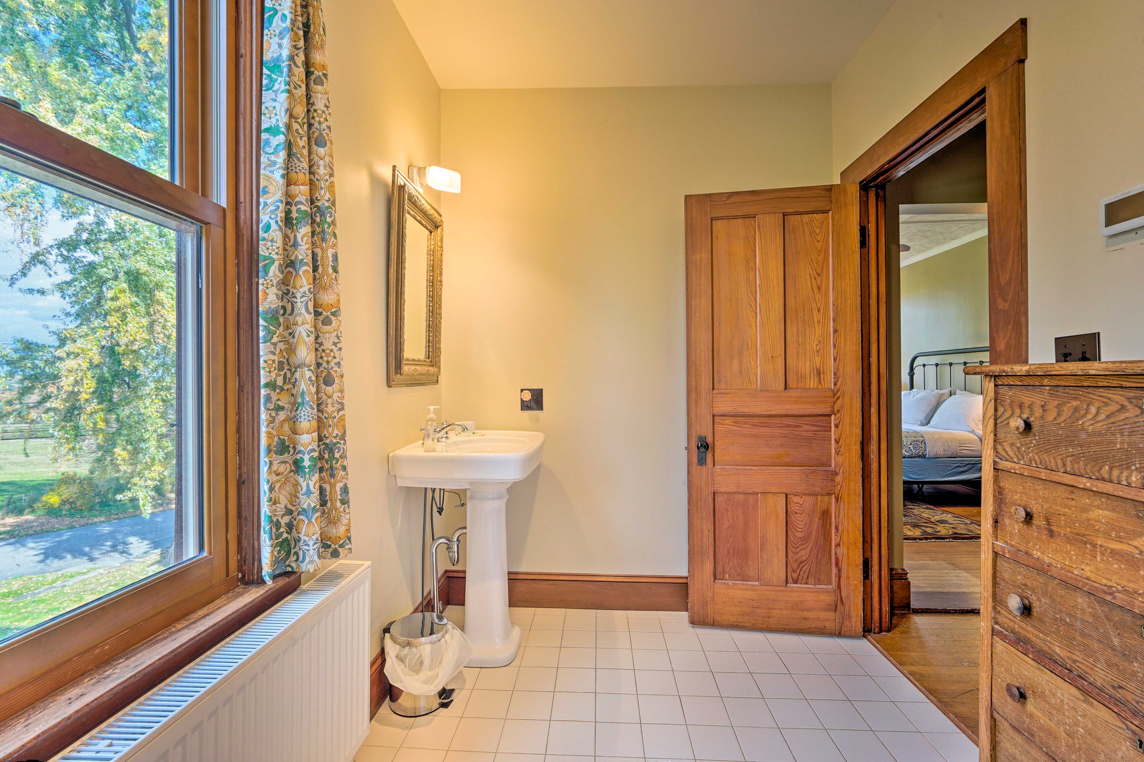 Full En-Suite Bathroom | 2nd Floor | Stairs Required | Hair Dryer