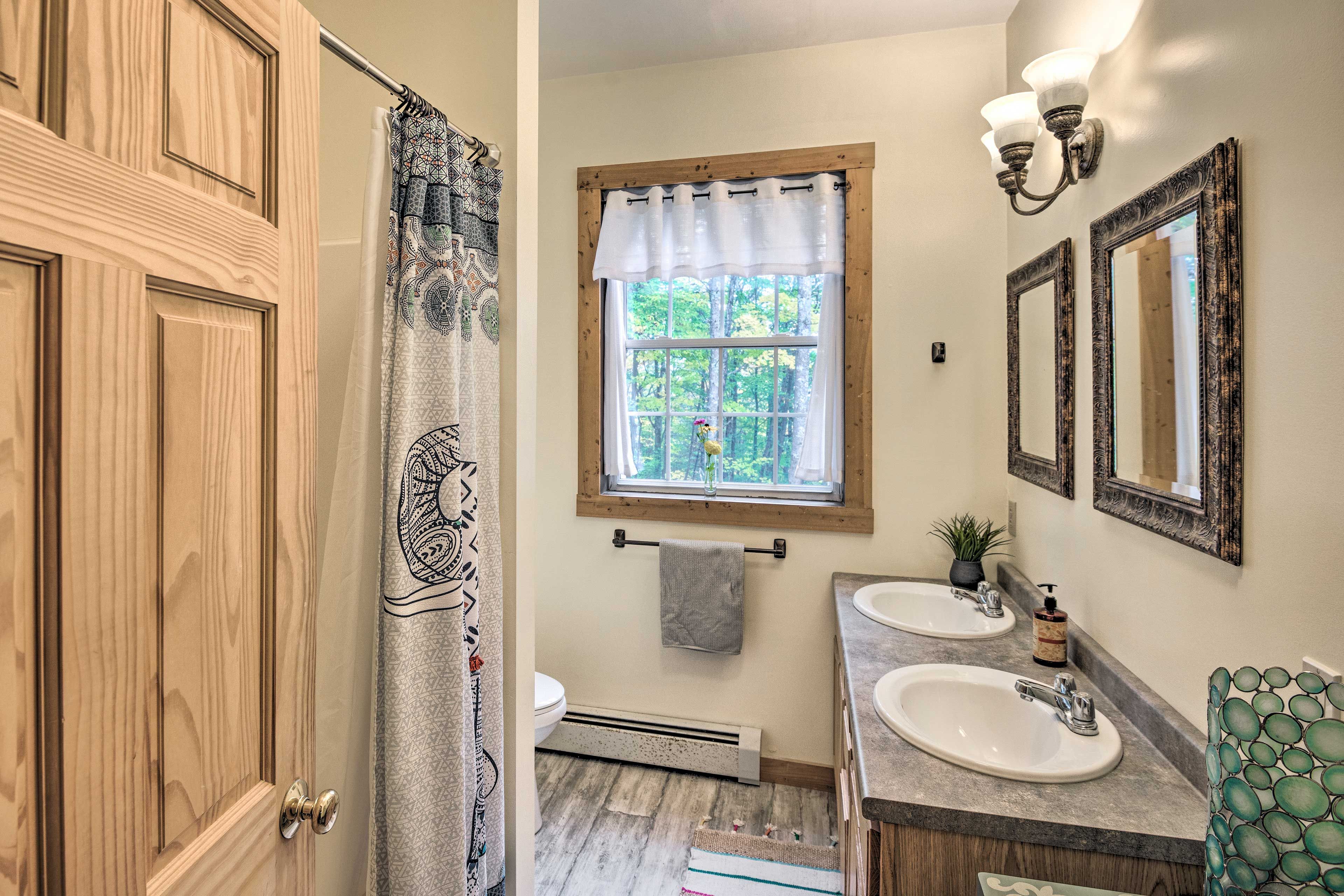 Full Bathroom | Main Level | Towels Provided