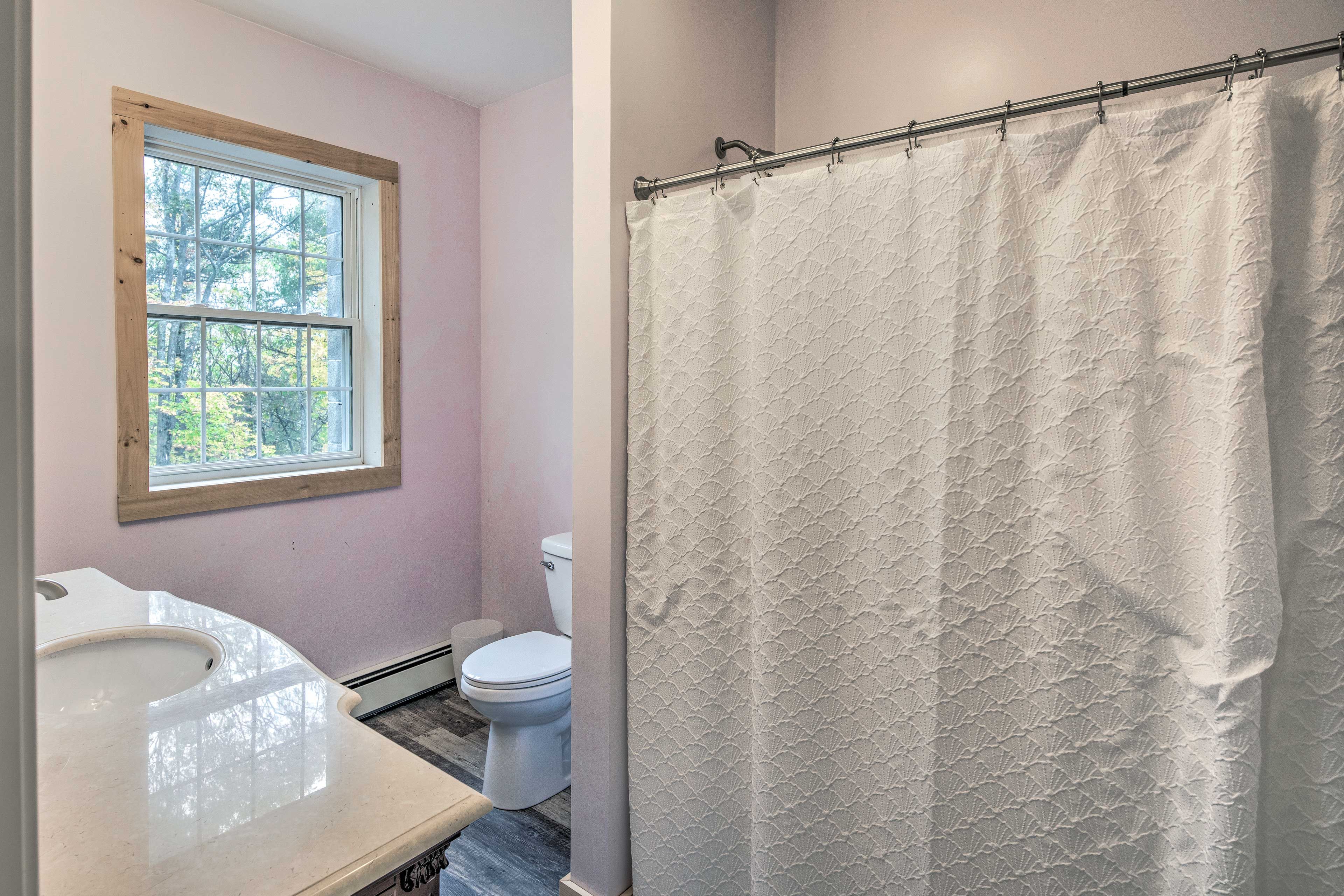 Full Bathroom | Upper Level | Complimentary Toiletries