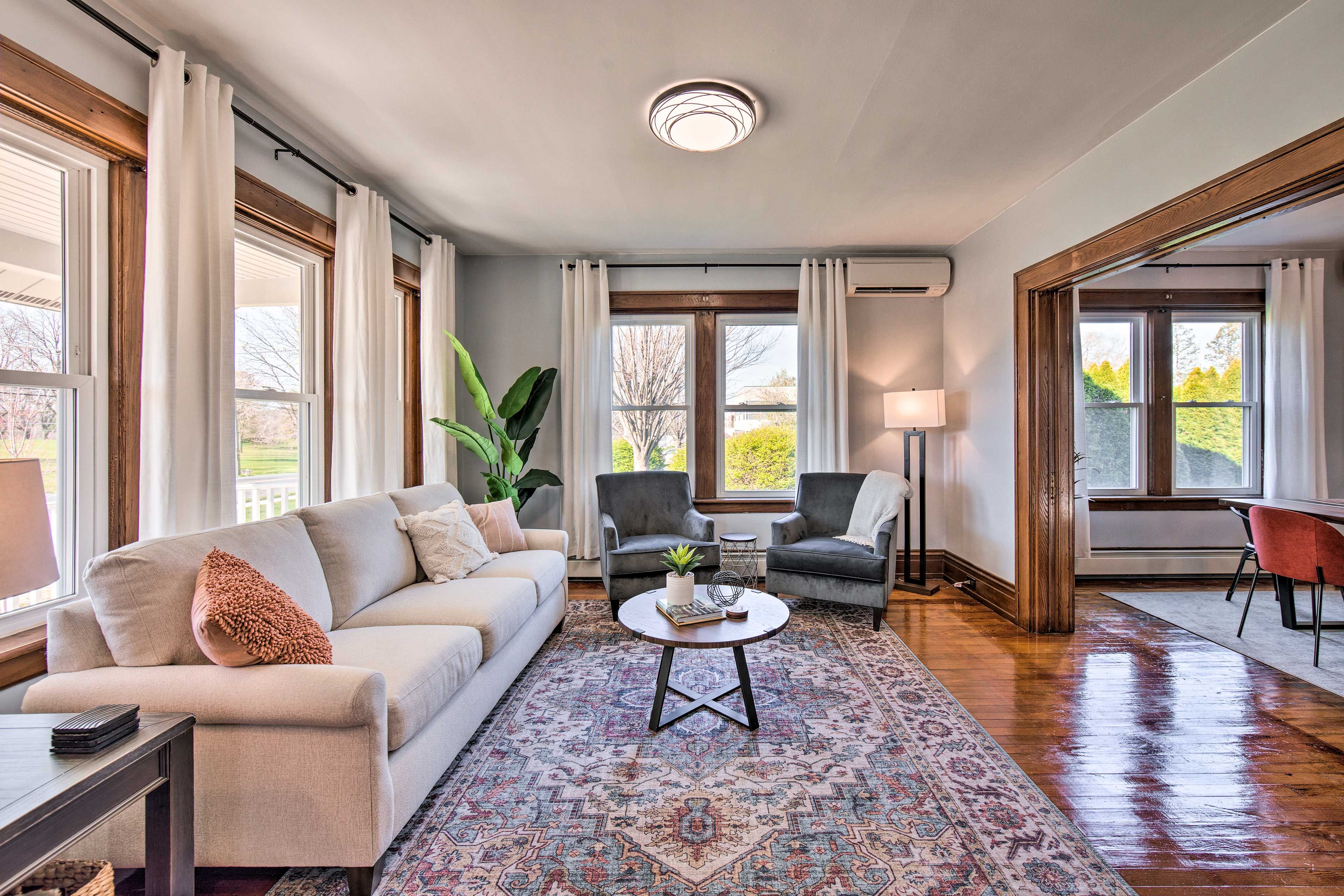 Living Room | Main Floor | Free WiFi | Smart TV