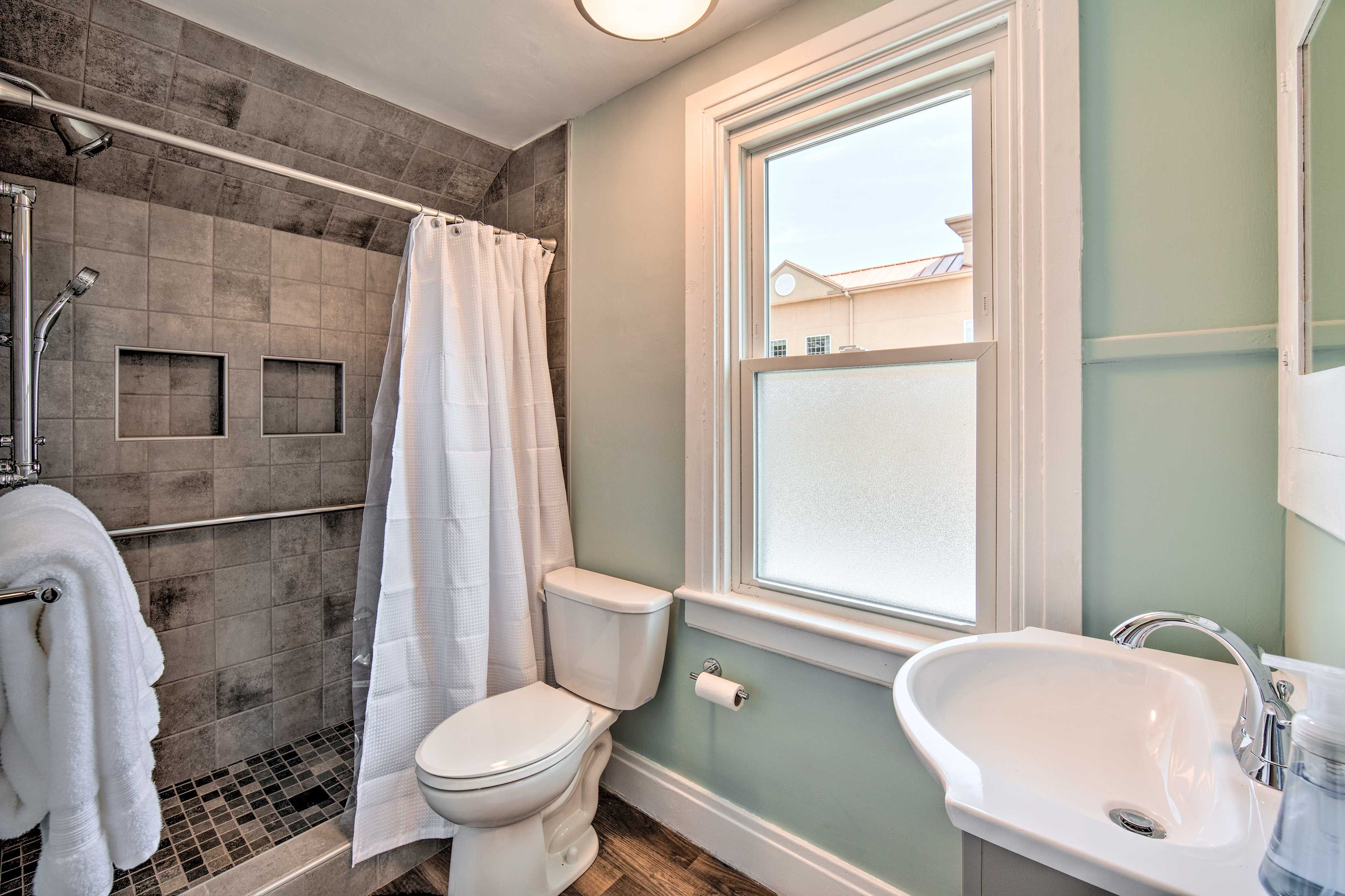 Full Bathroom | 2nd Floor | Linens & Towels