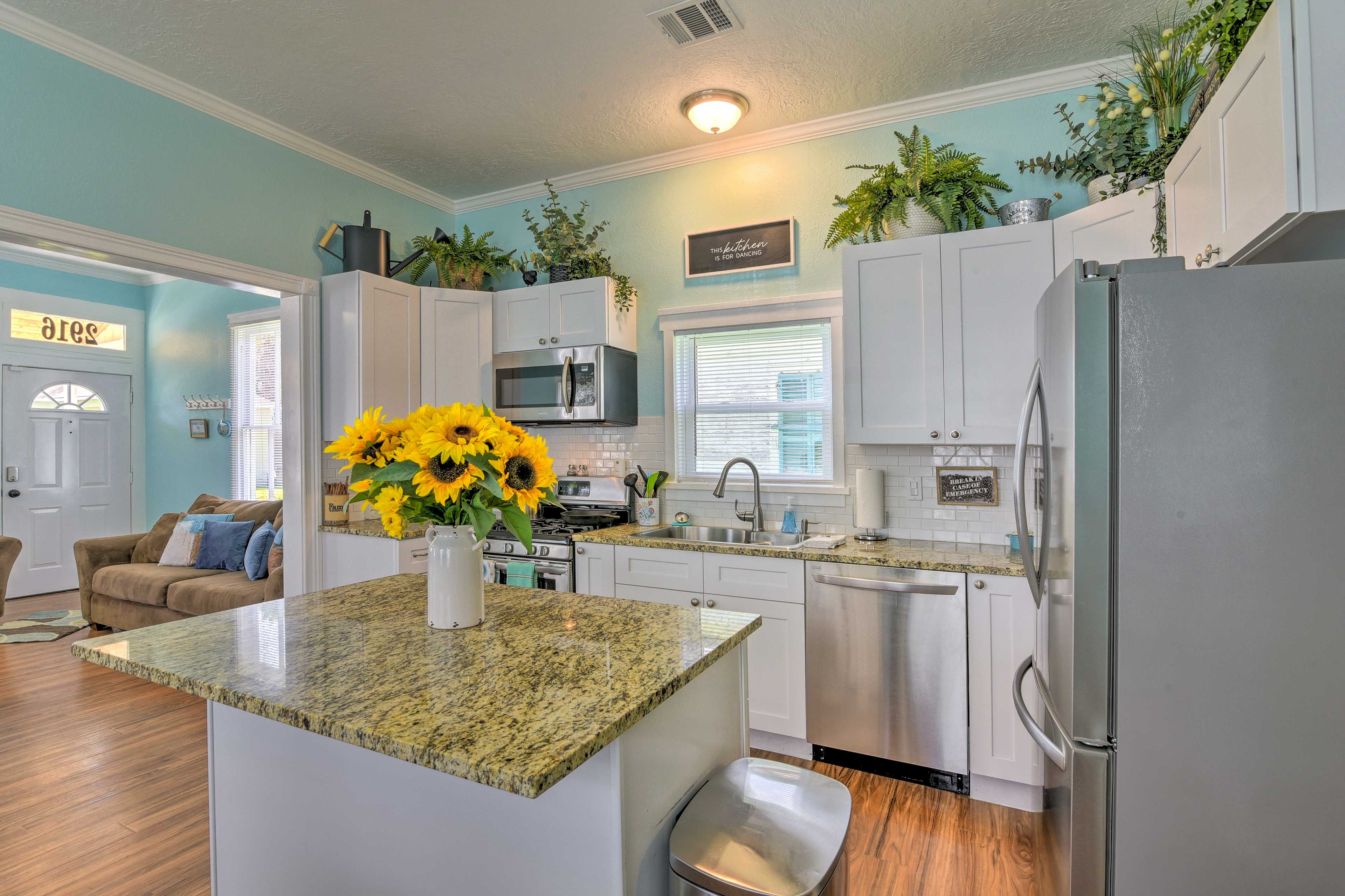 Kitchen | Paper Towels/Trash Bags Provided