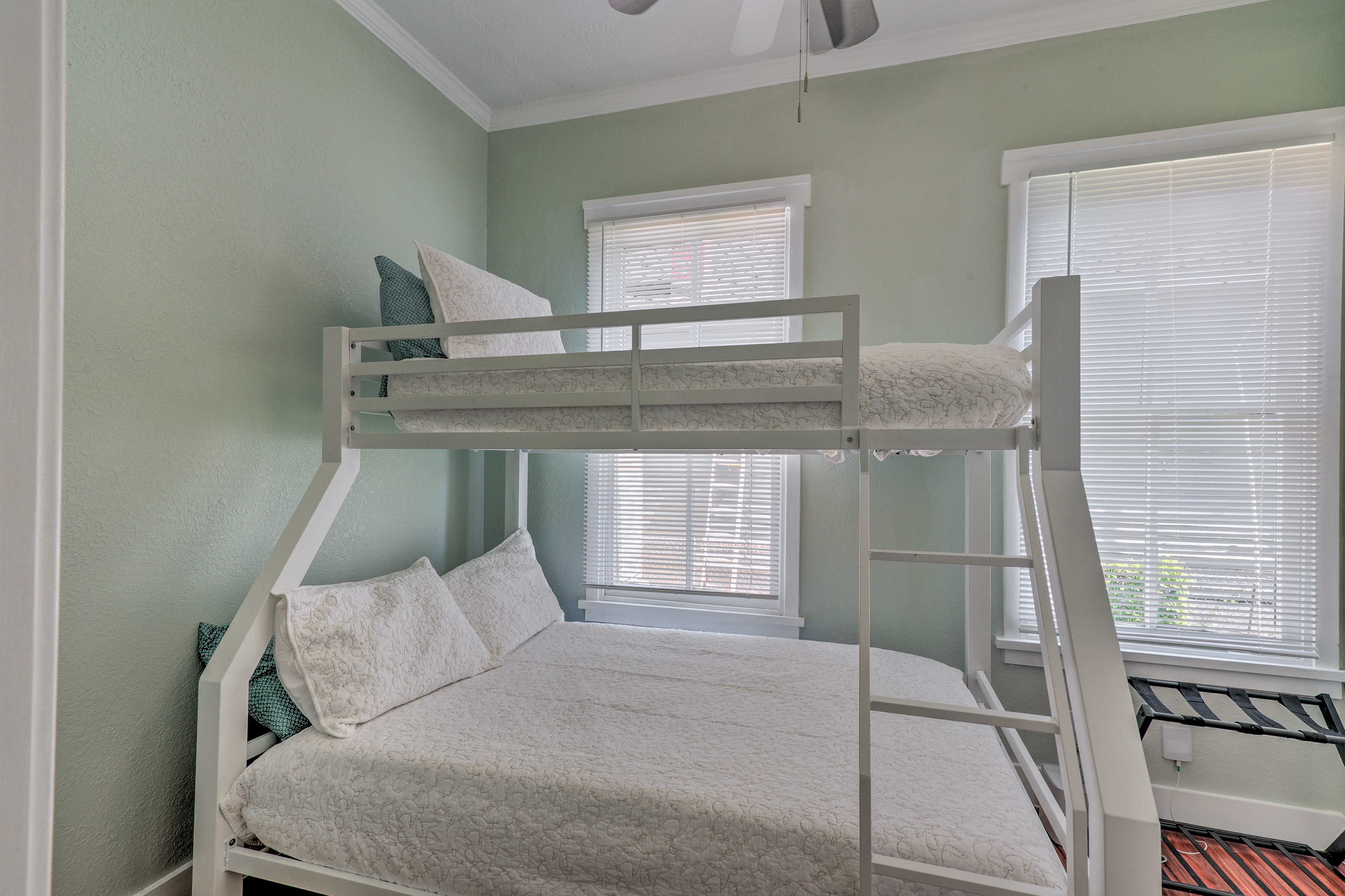 Bedroom 2 | Twin/Full Bunk Bed