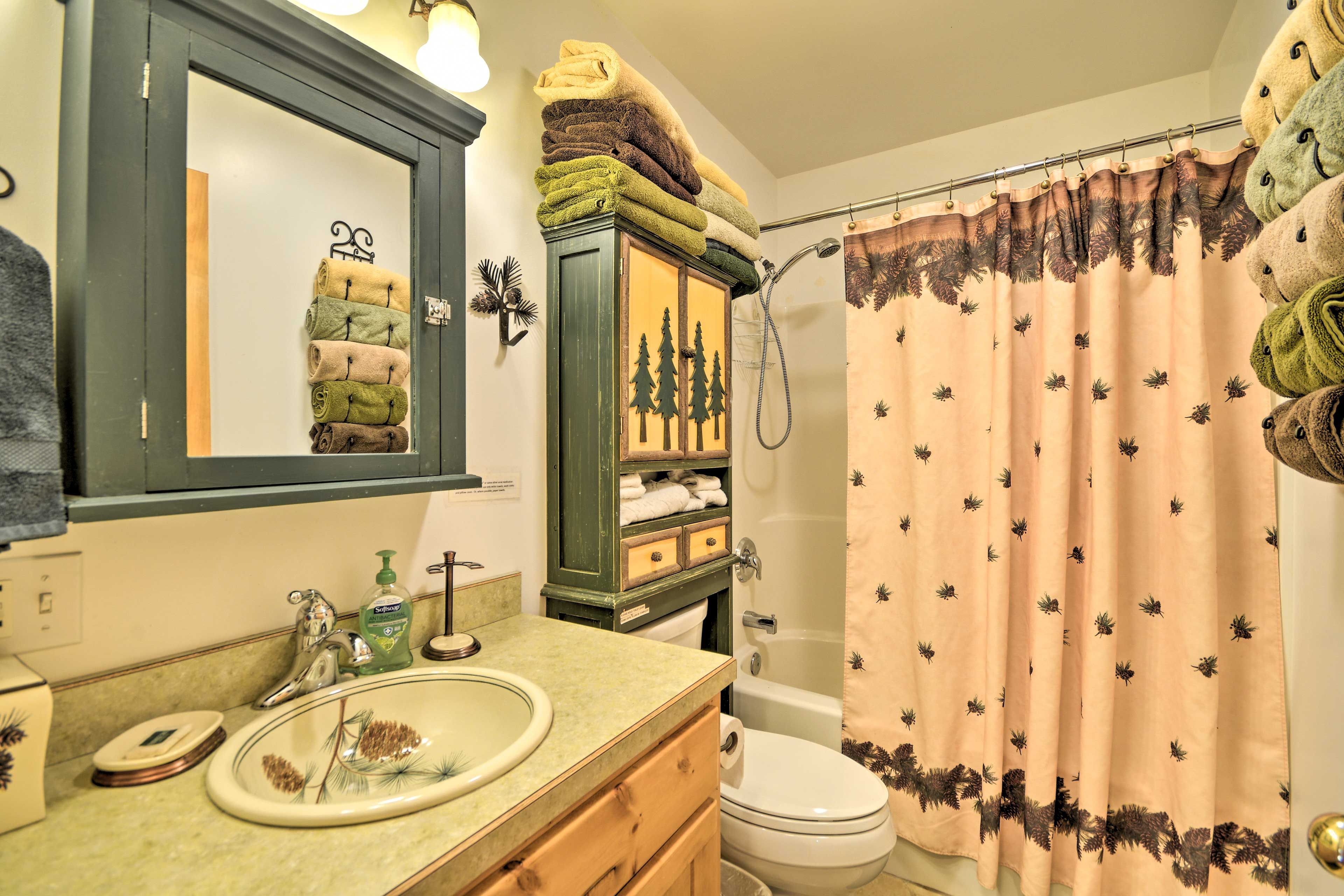 Full En-Suite Bathroom | 2nd Floor