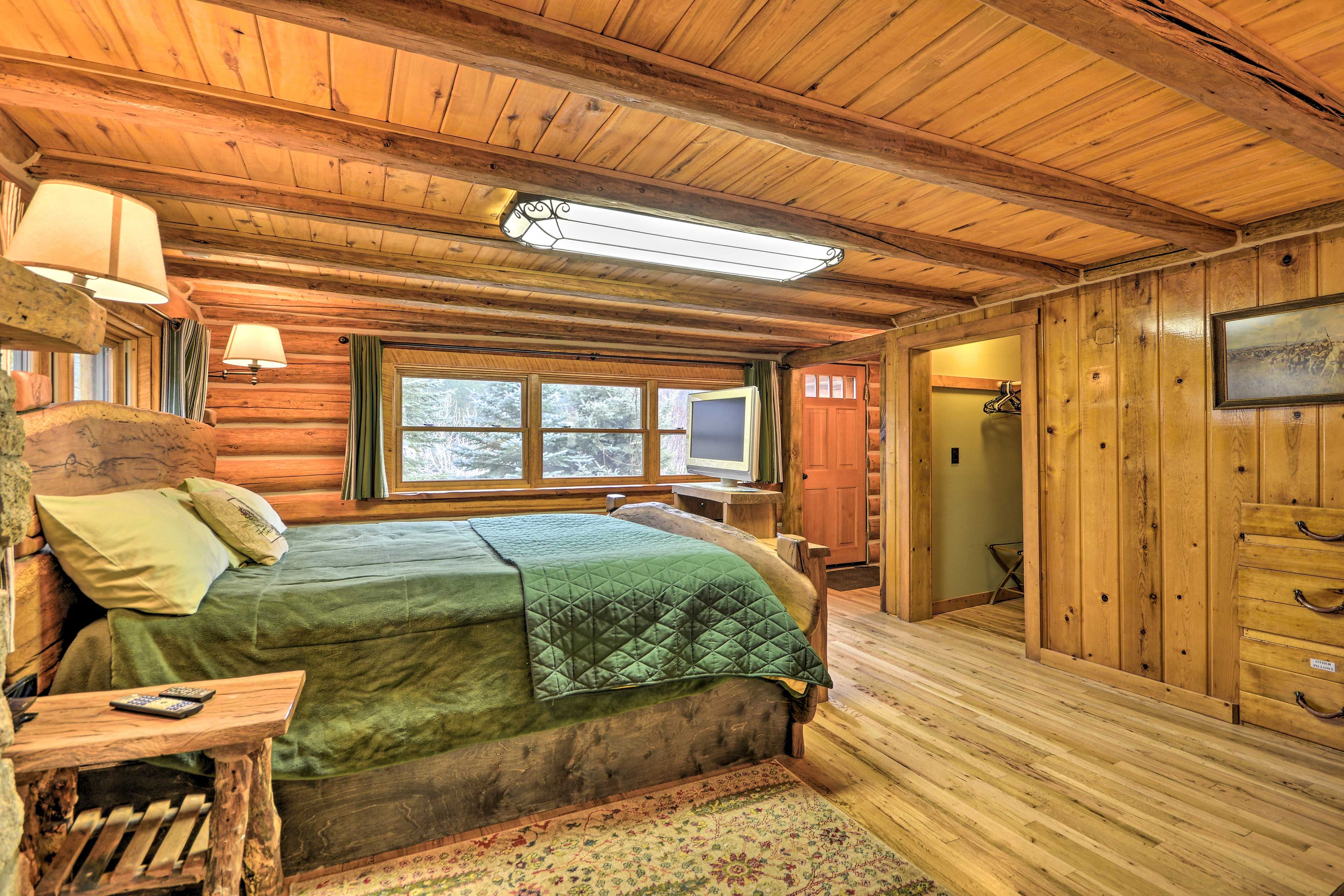 Bedroom 1 | King Bed | Gas Fireplace | 1st Floor