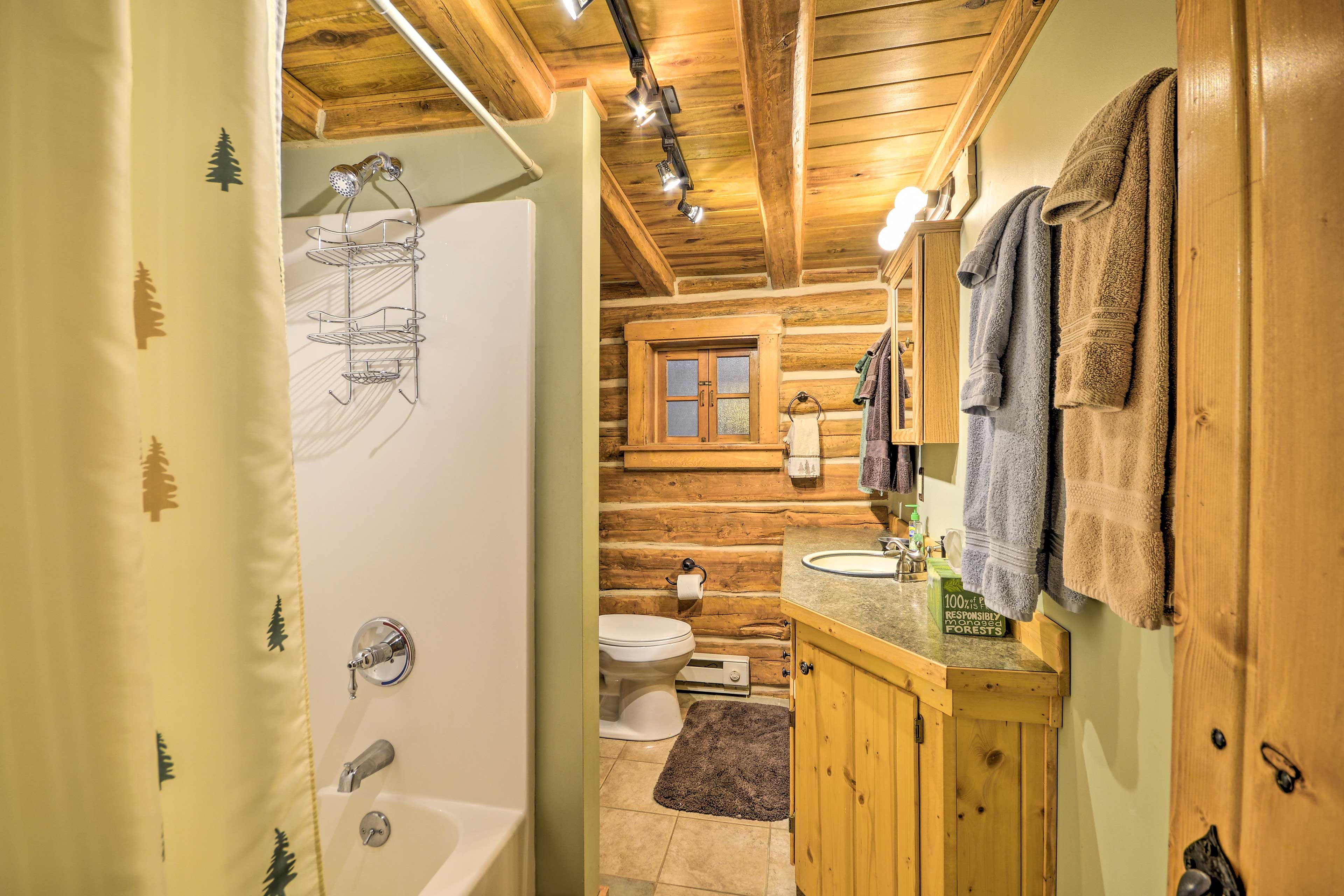 Full Bathroom | Towels Provided | 1st Floor