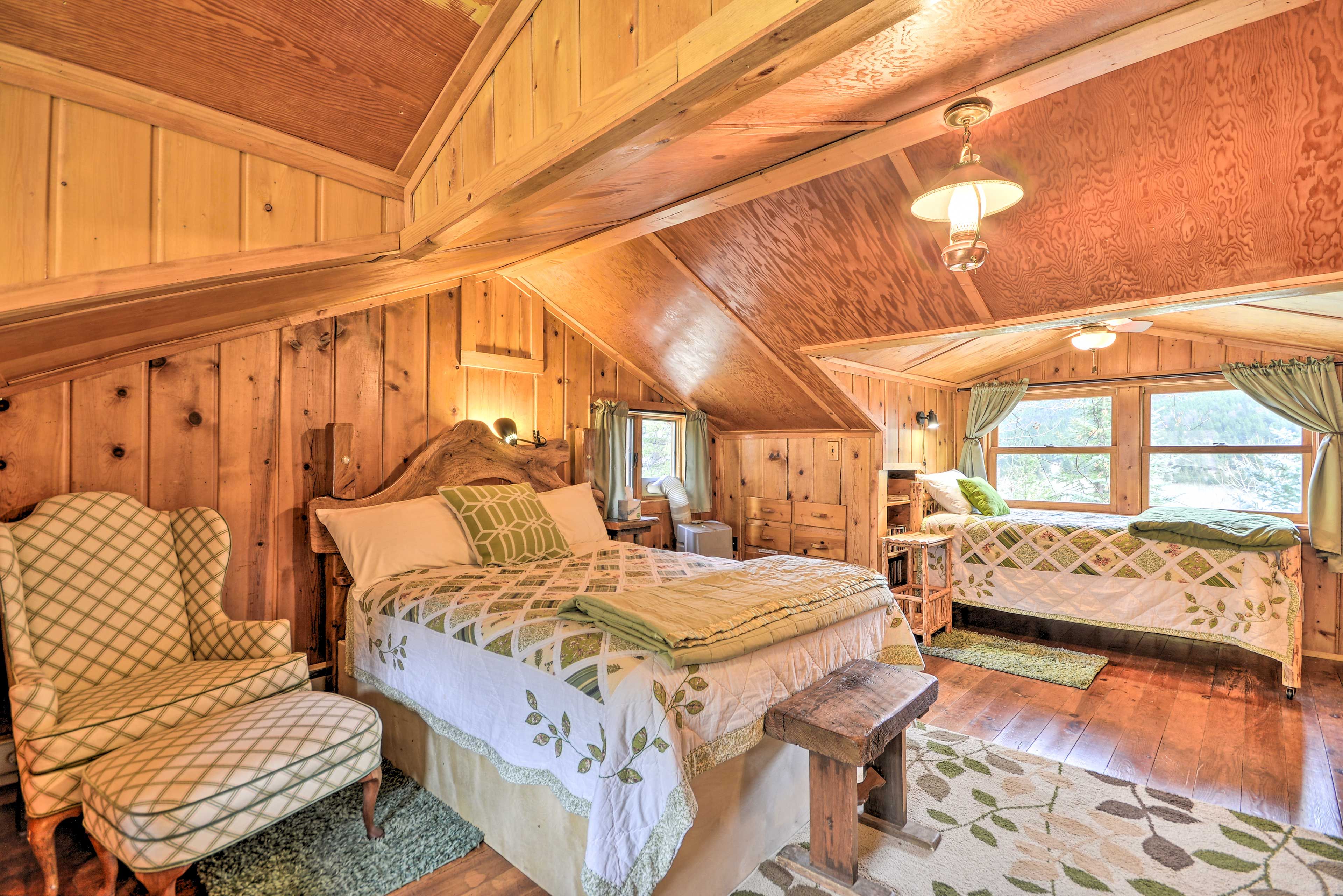 Bedroom 2 | Queen Bed | 2 Twin Beds | 2nd Floor