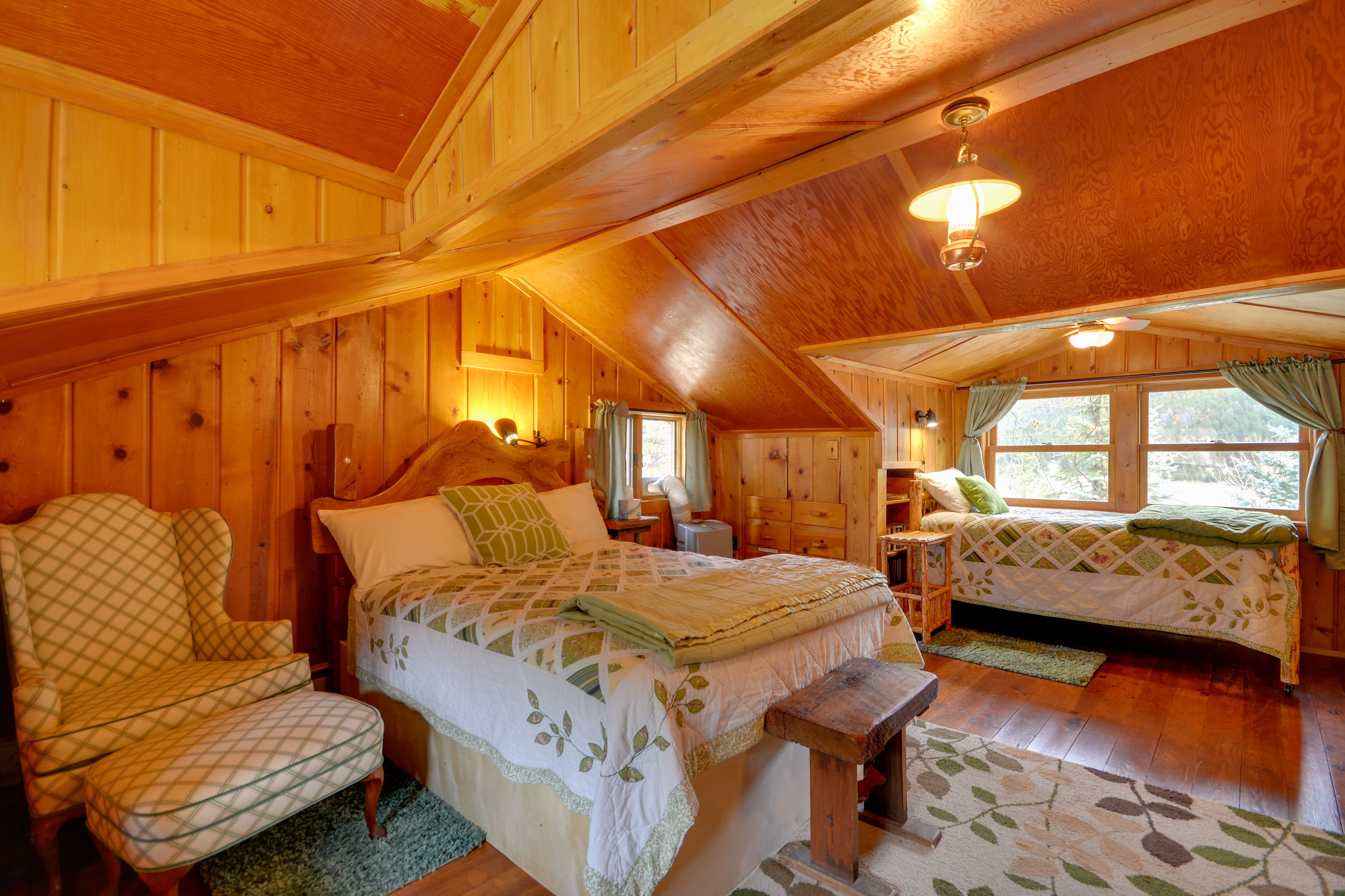 Bedroom 2 | Queen Bed | 2 Twin Beds | 2nd Floor