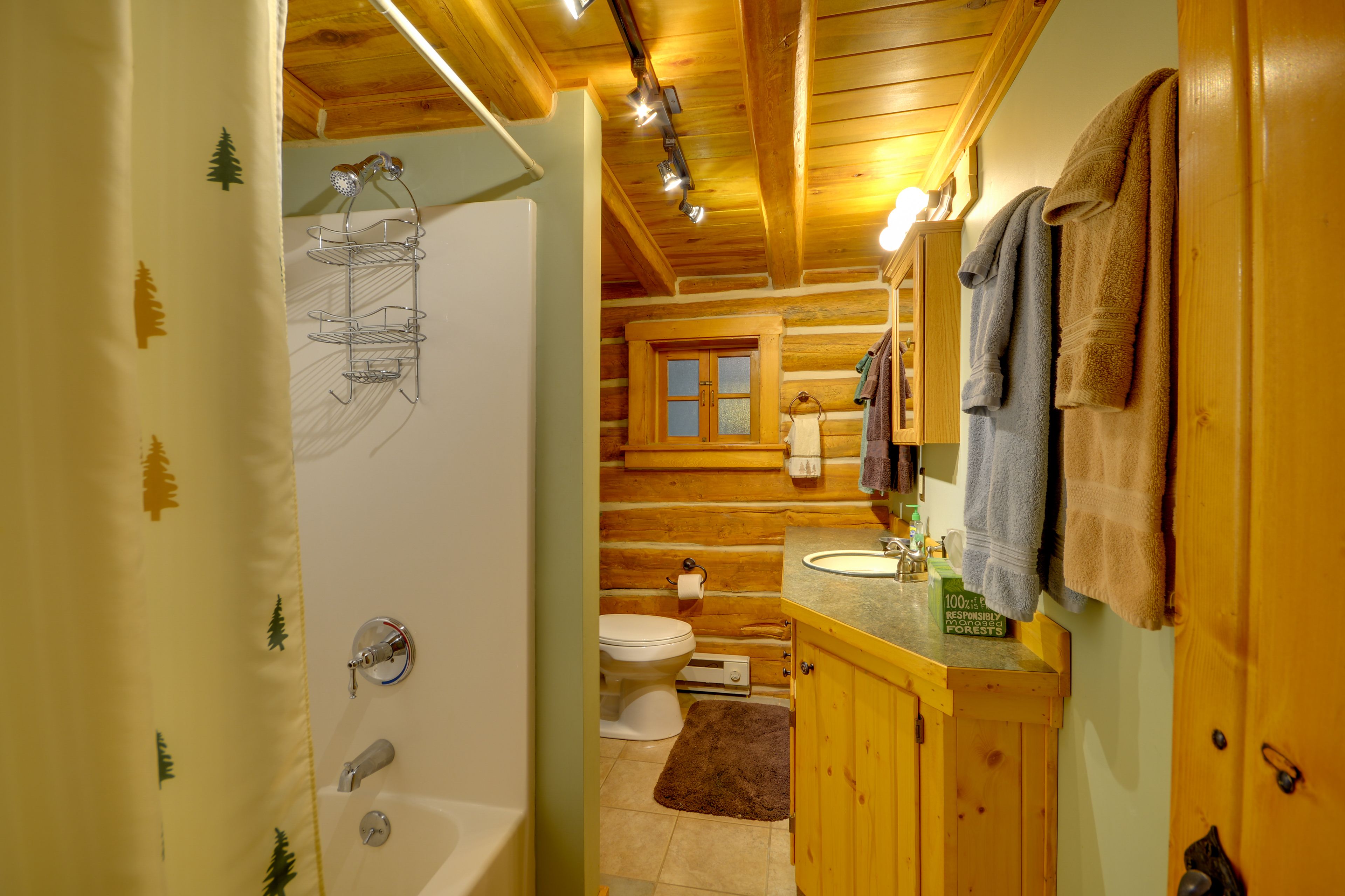 Full Bathroom | Towels Provided | 1st Floor