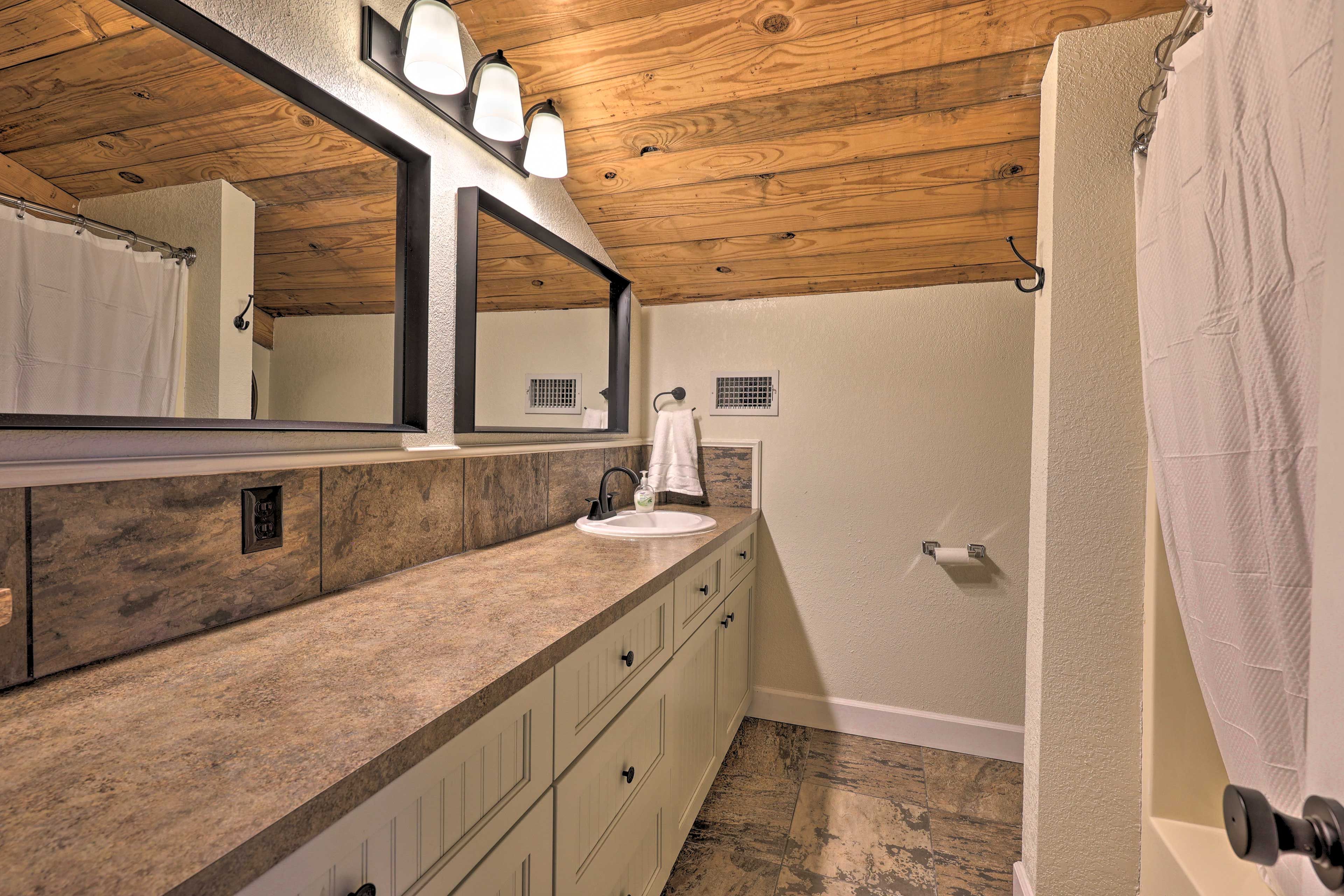 Full Bathroom | 2nd Floor