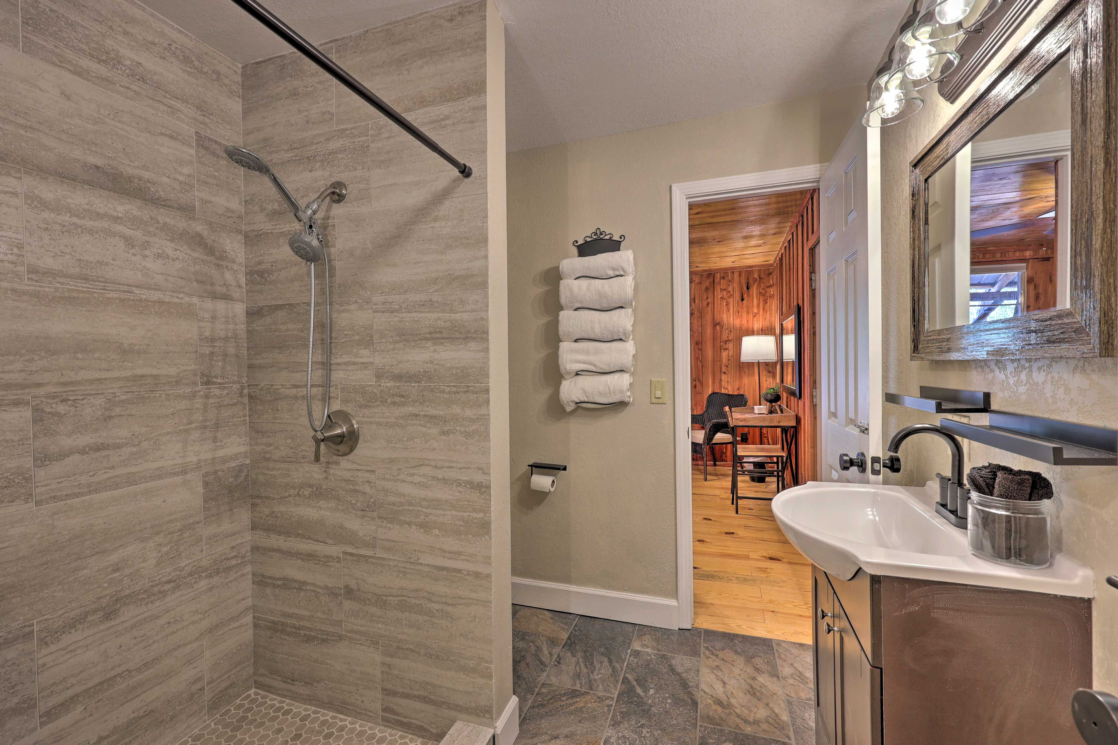 Full Bathroom | Towels Provided | Complimentary Toiletries | 1st Floor