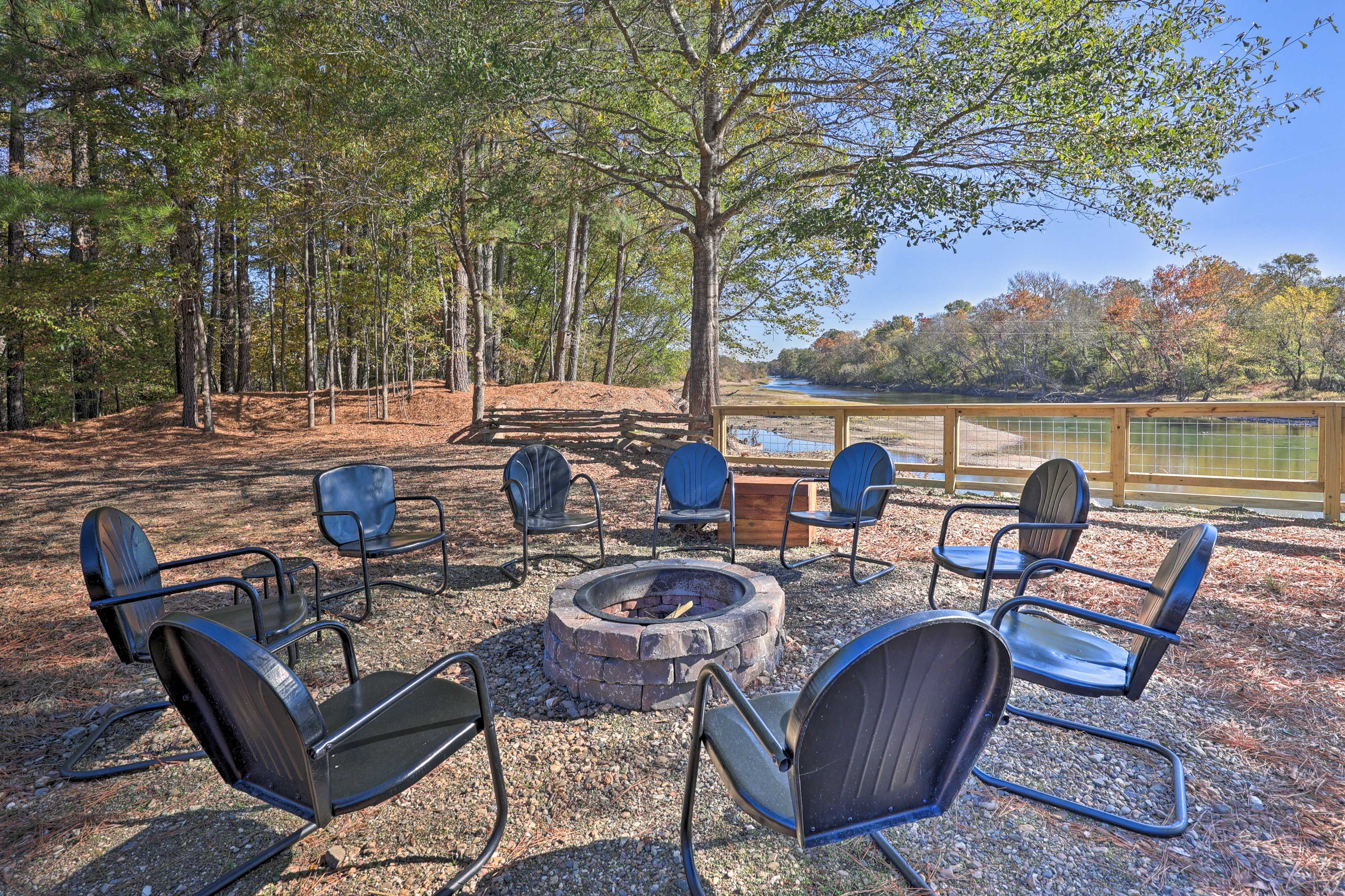 Arkadelphia Vacation Rental | 2BR | 2.5BA | 2,000 Sq Ft | Stairs Required