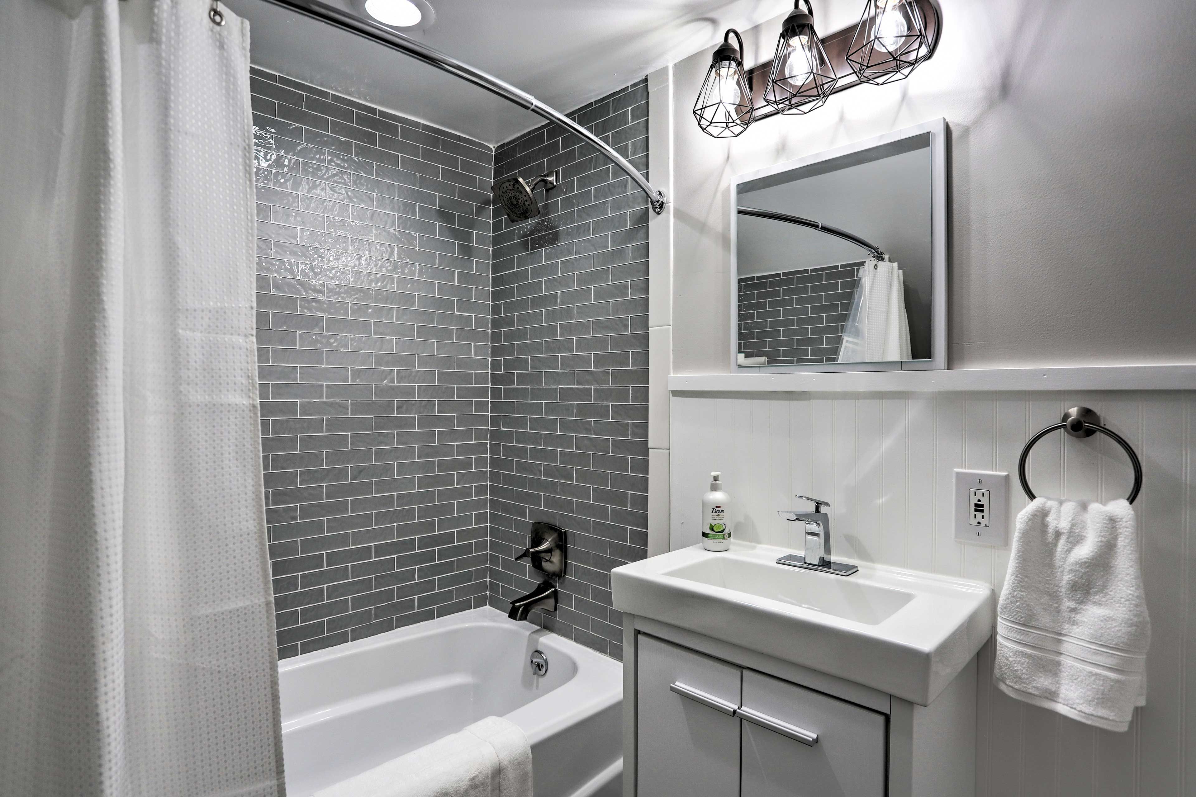 Full Bathroom | Towels Provided