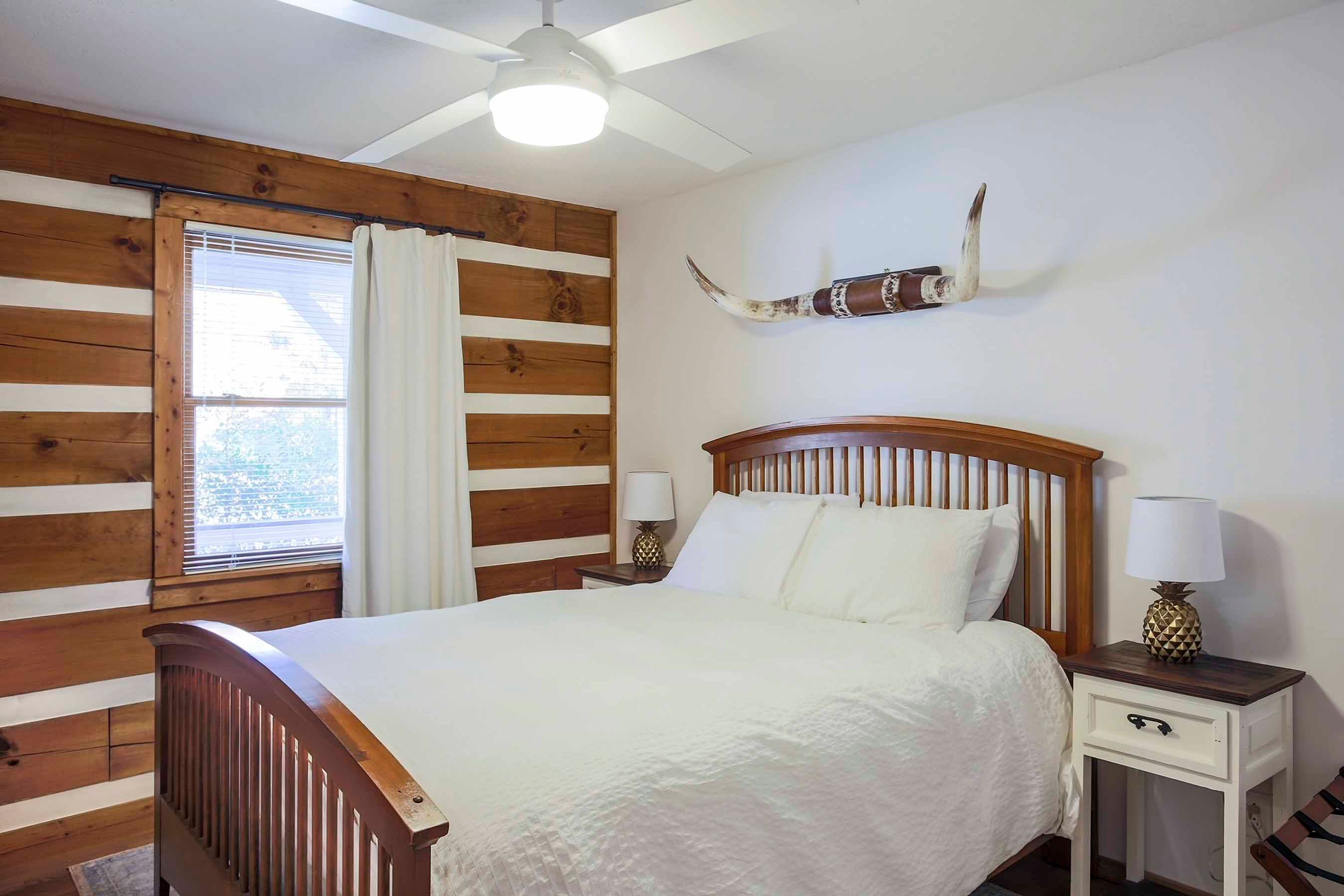 Bedroom 2 | Queen Bed