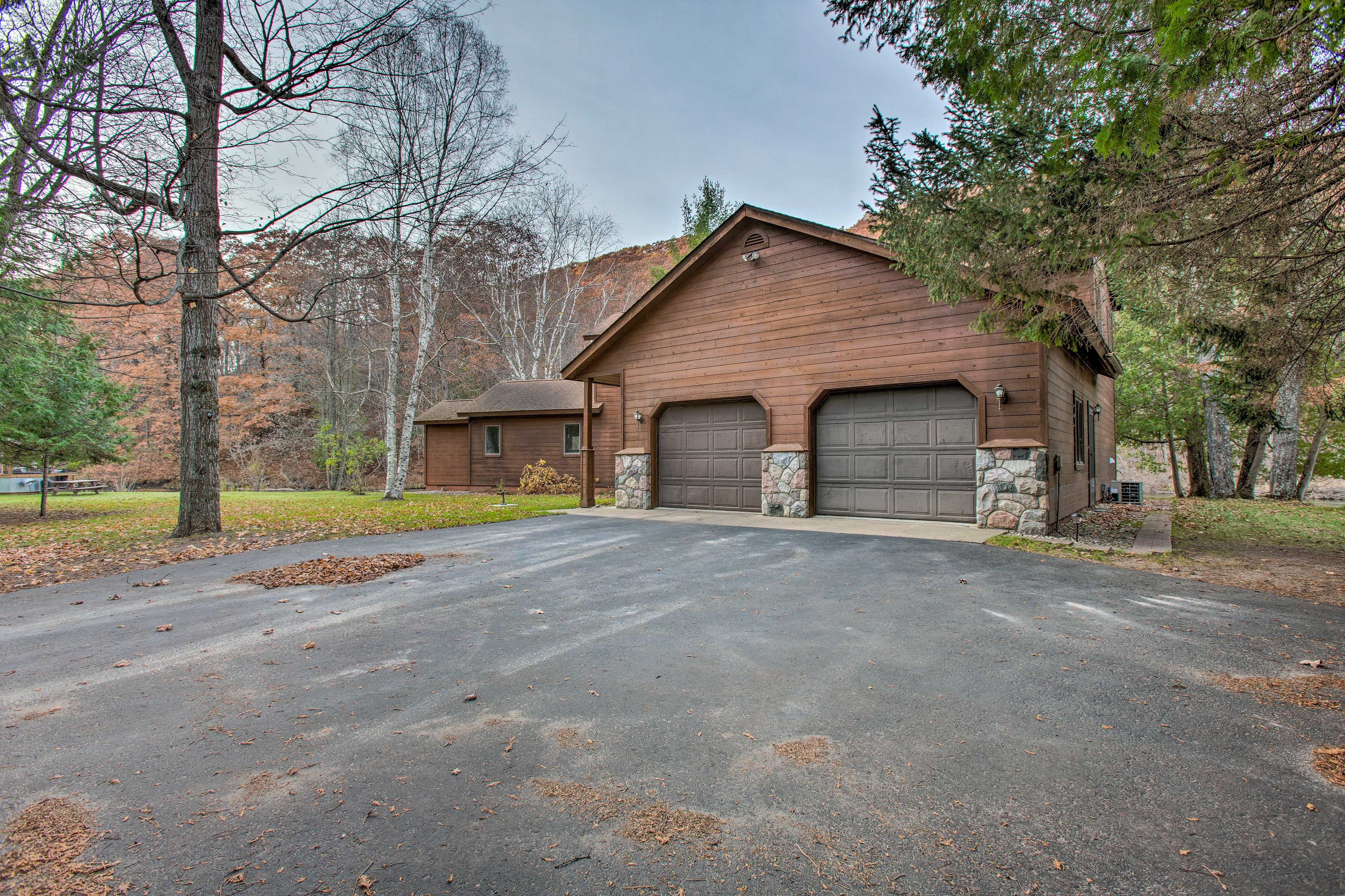 Parking | Heated Garage (1 Vehicle) | Driveway (3 Vehicles) | Trailer Parking