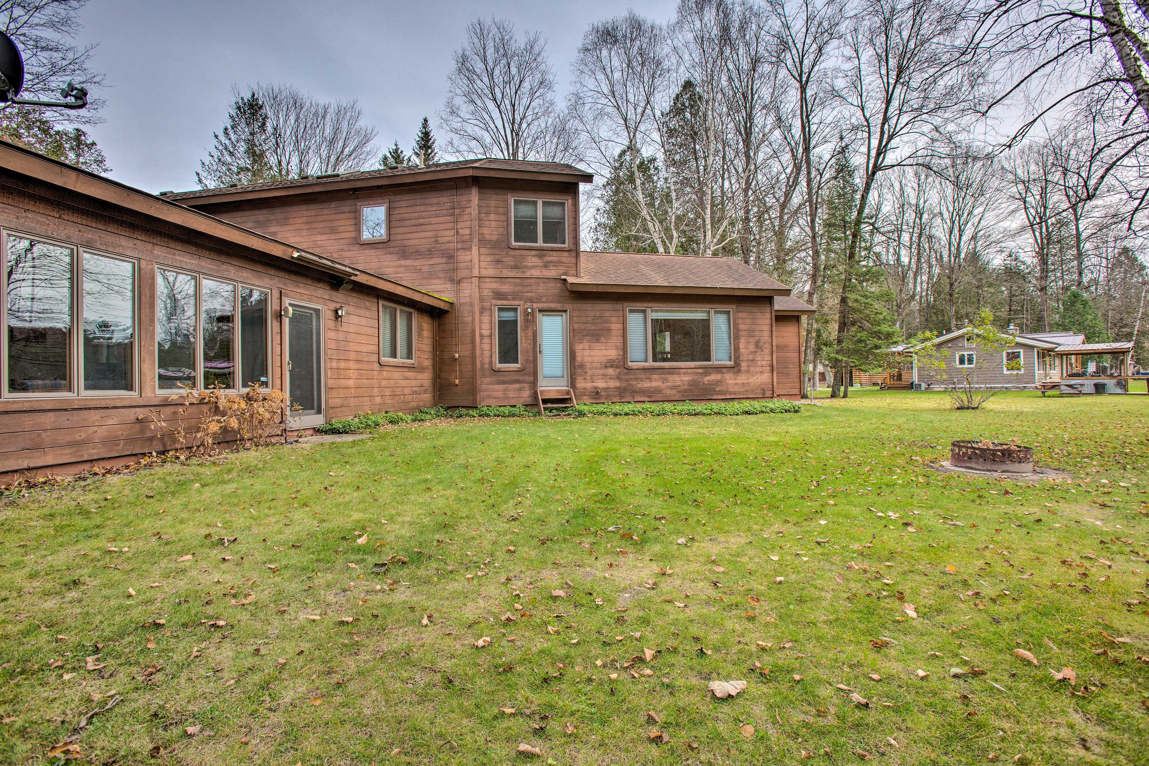 Back Yard | Fire Pit | 3 Kayaks Available (1 Double, 2 Singles)