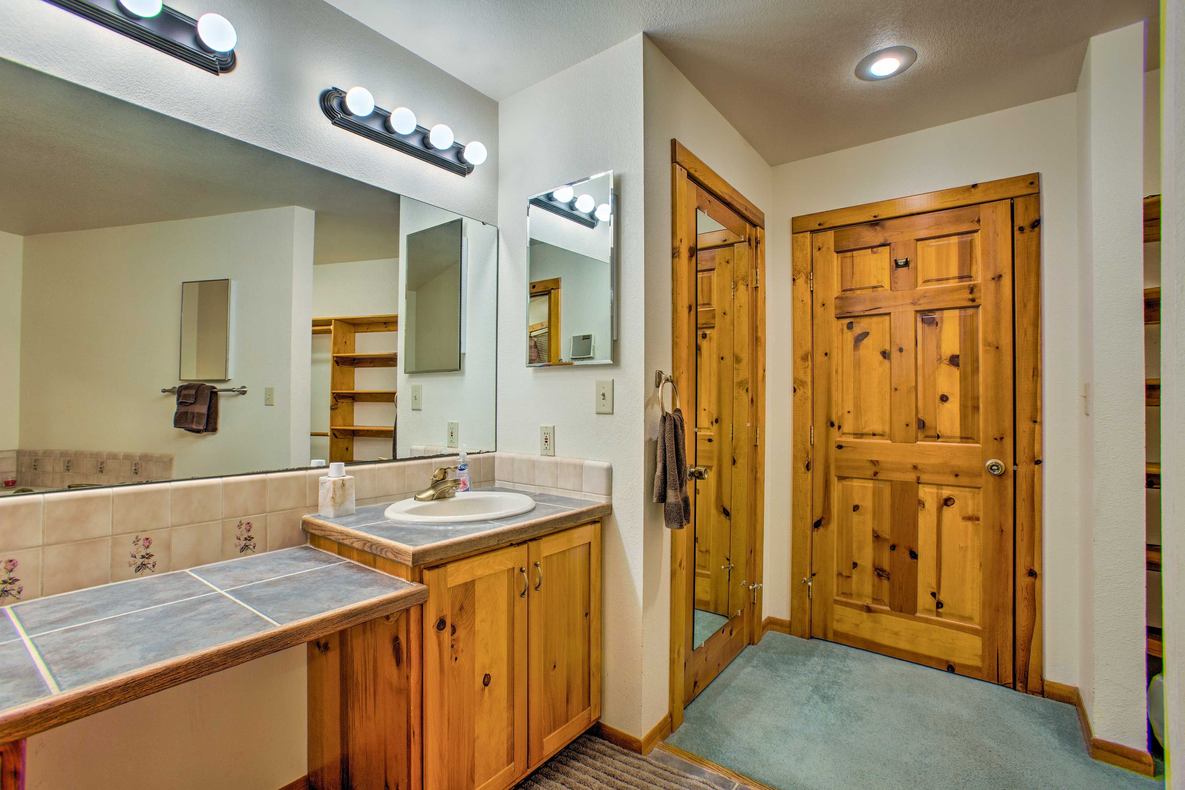 En-Suite Bathroom | Jetted Tub | Shower