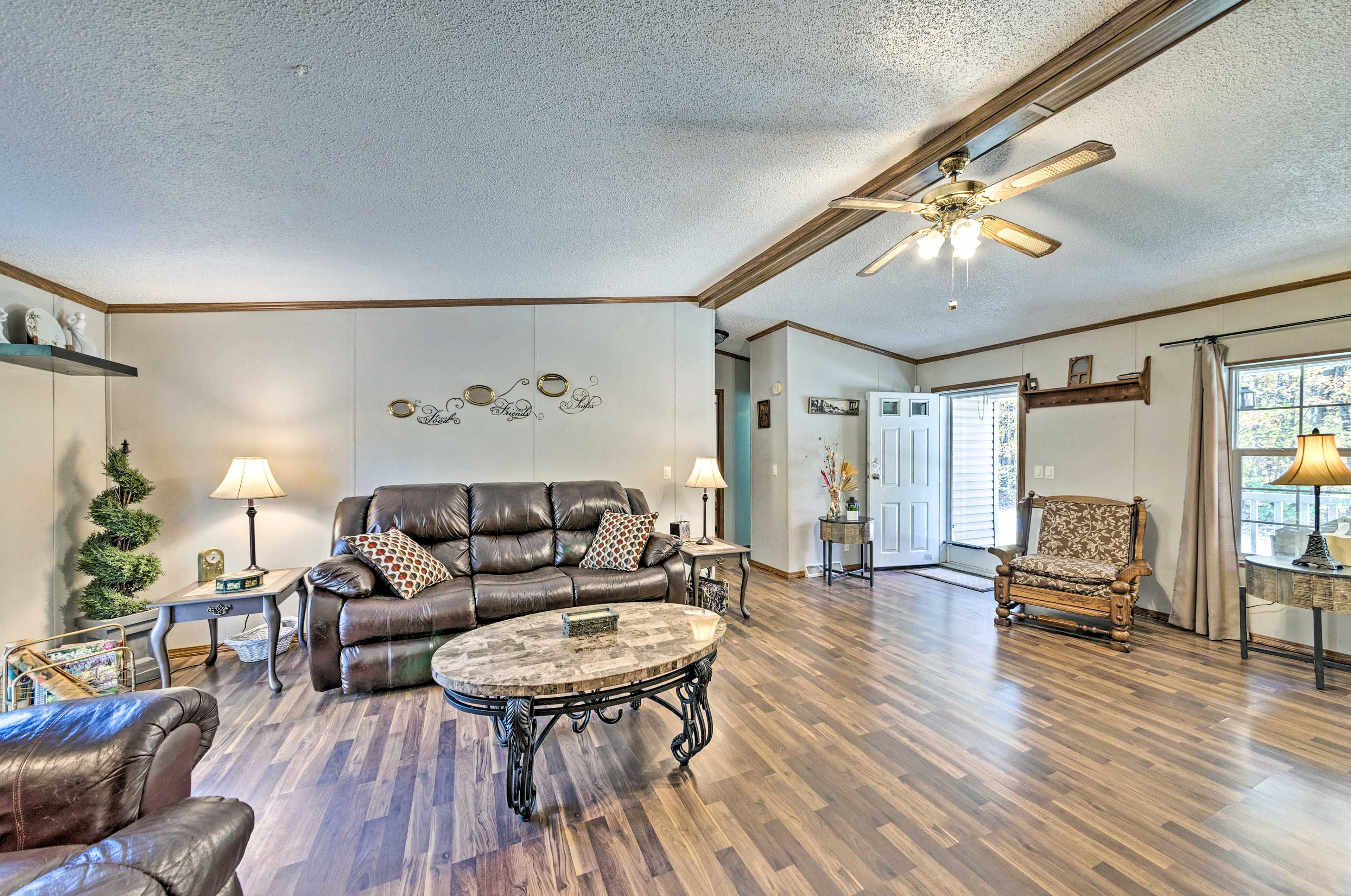 Living Room | Smart TV w/ Cable | DVD Player