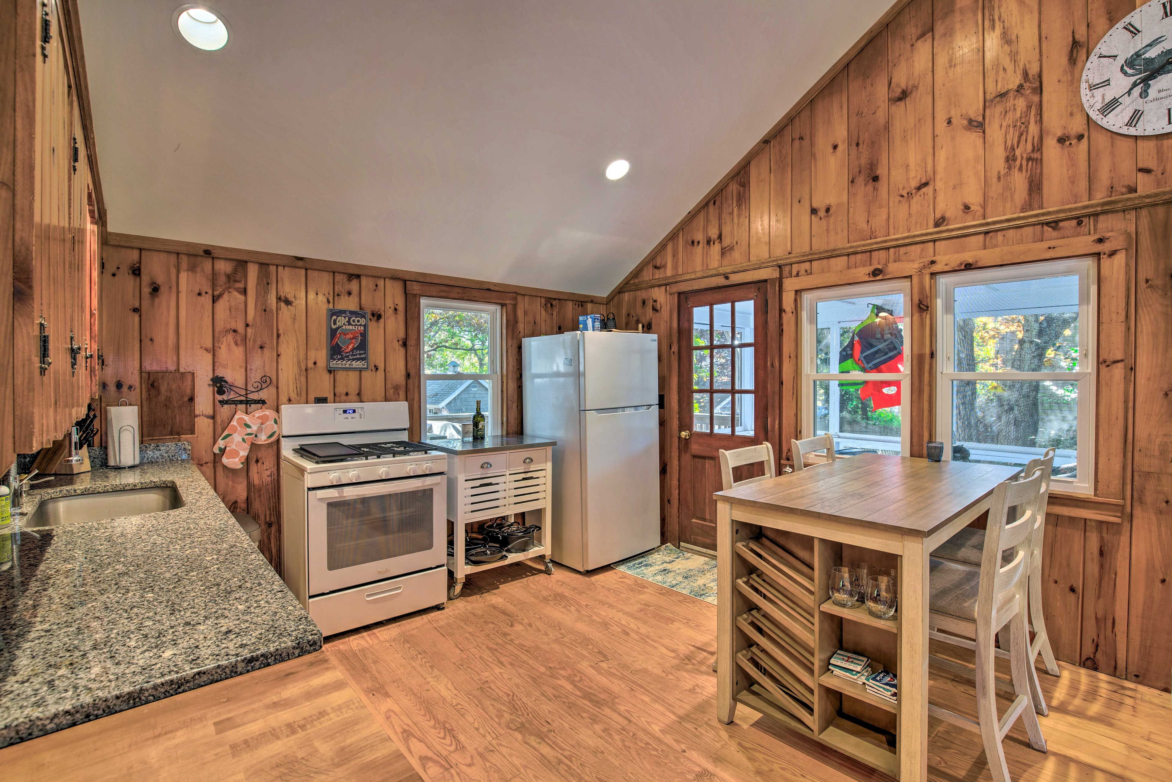 Kitchen | Dining Area | Dishware & Flatware Provided