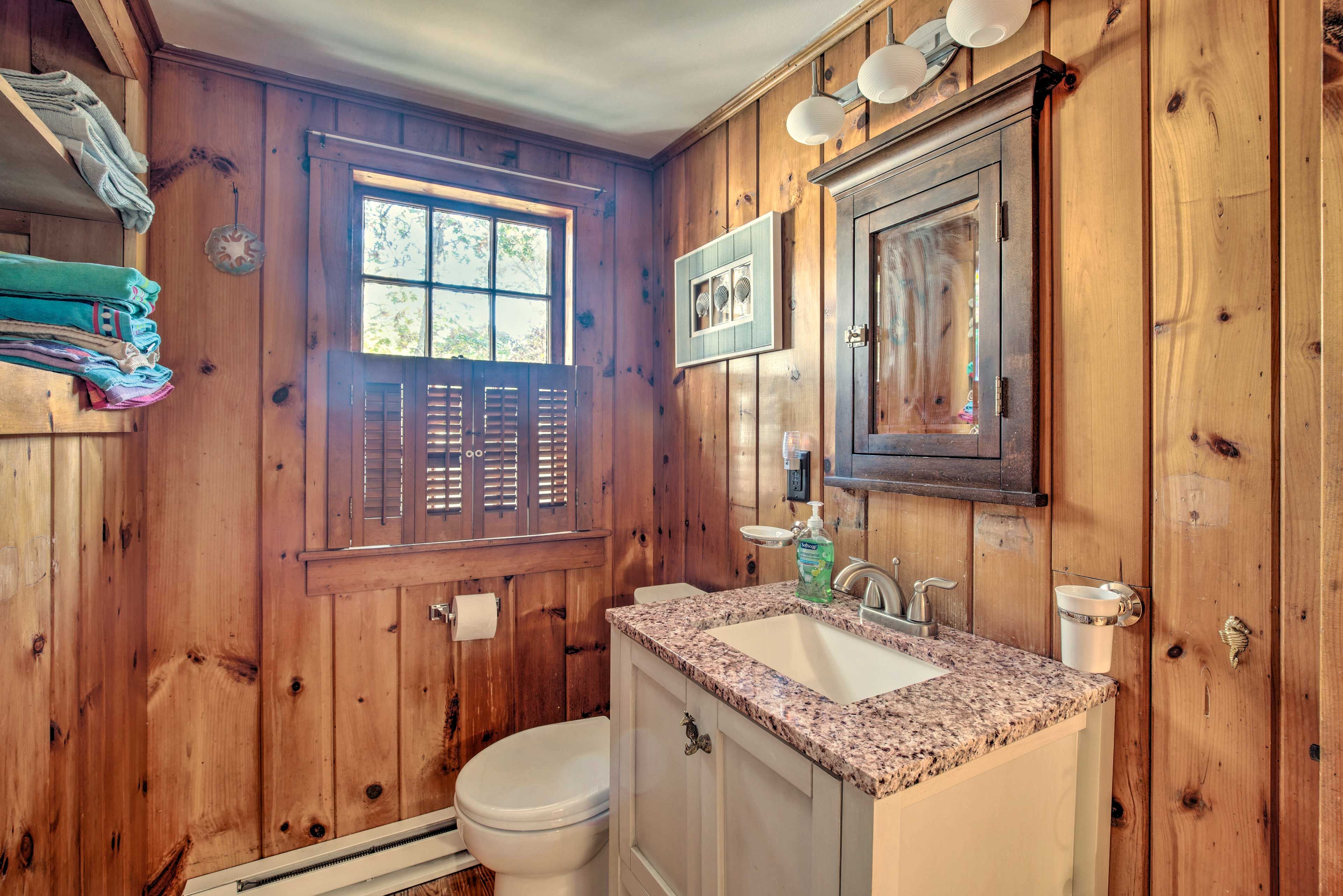 Full Bathroom | Towels Provided