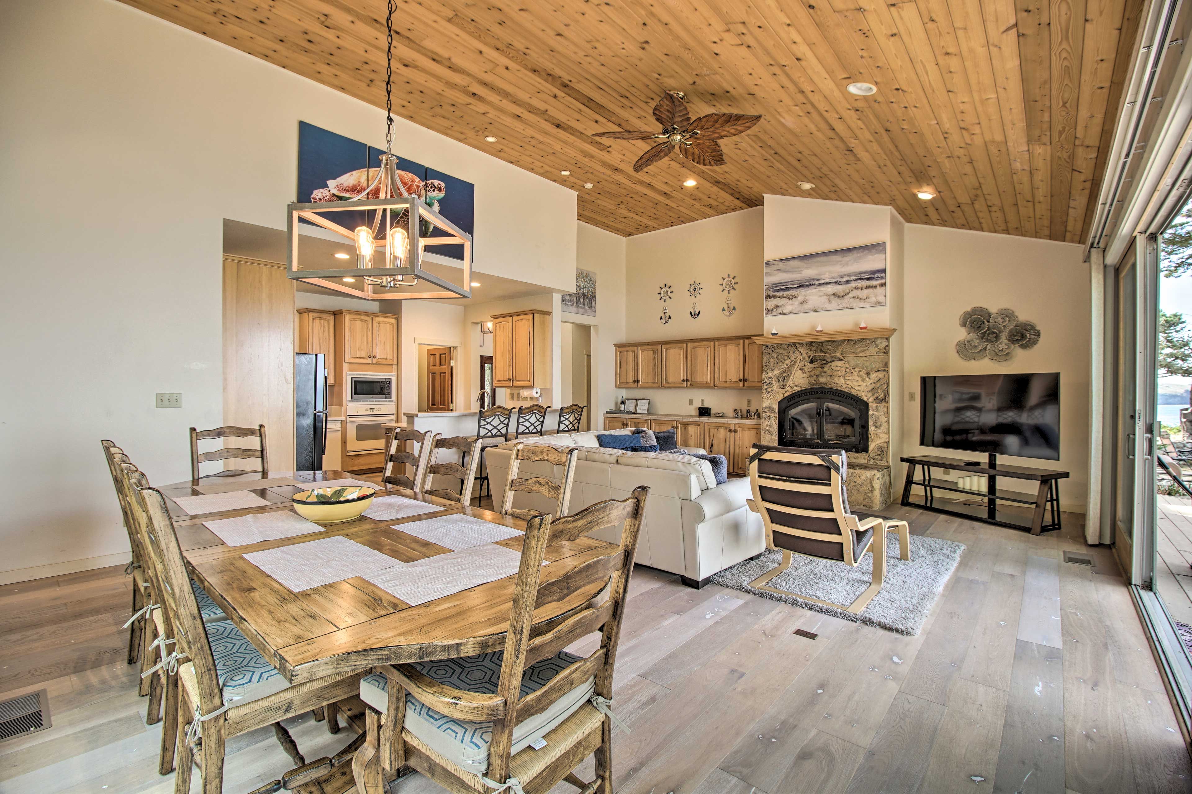 Dining Area | Dishware/Flatware Provided