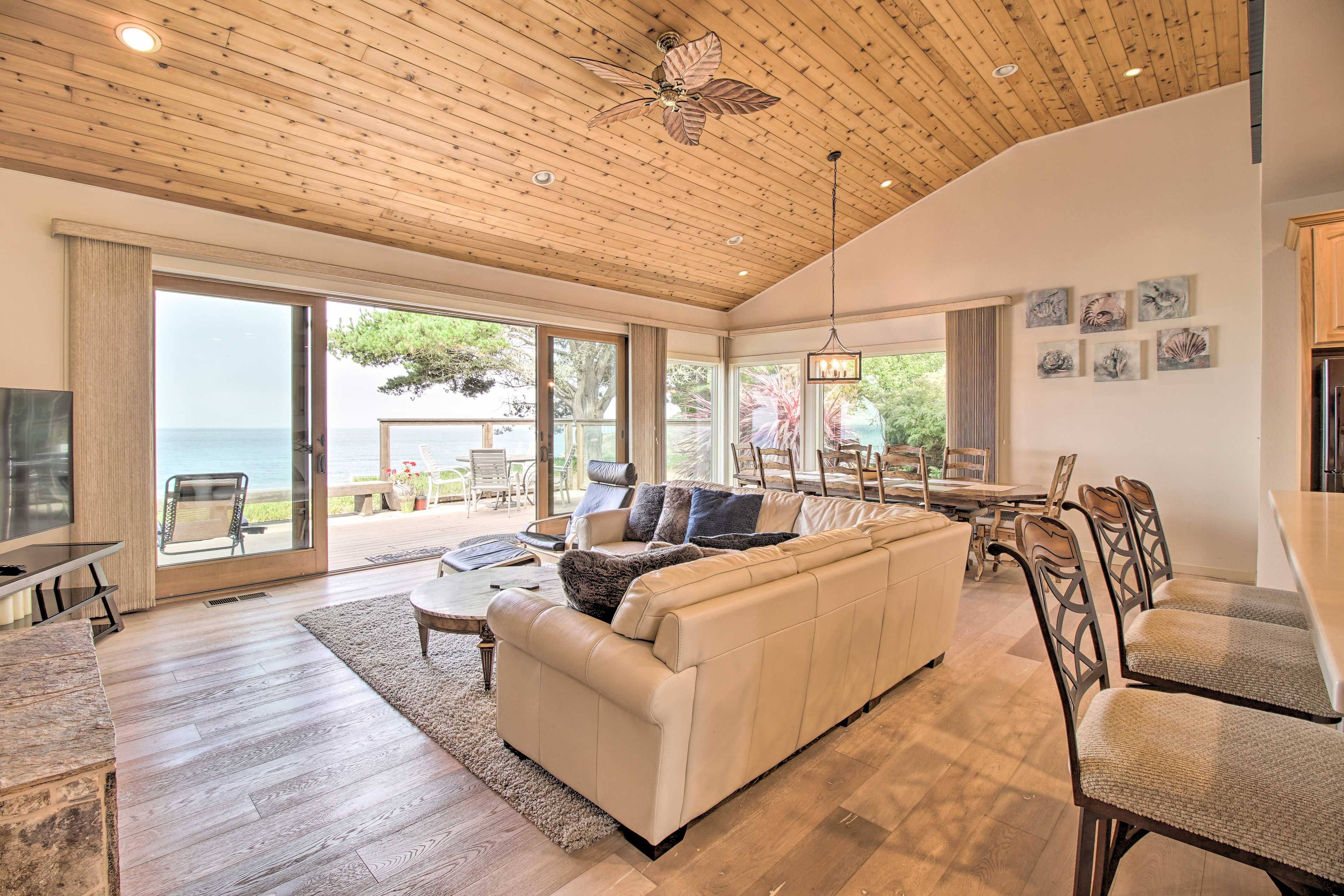 Living Room | Smart TV w/ Netflix & Prime Video | Free WiFi