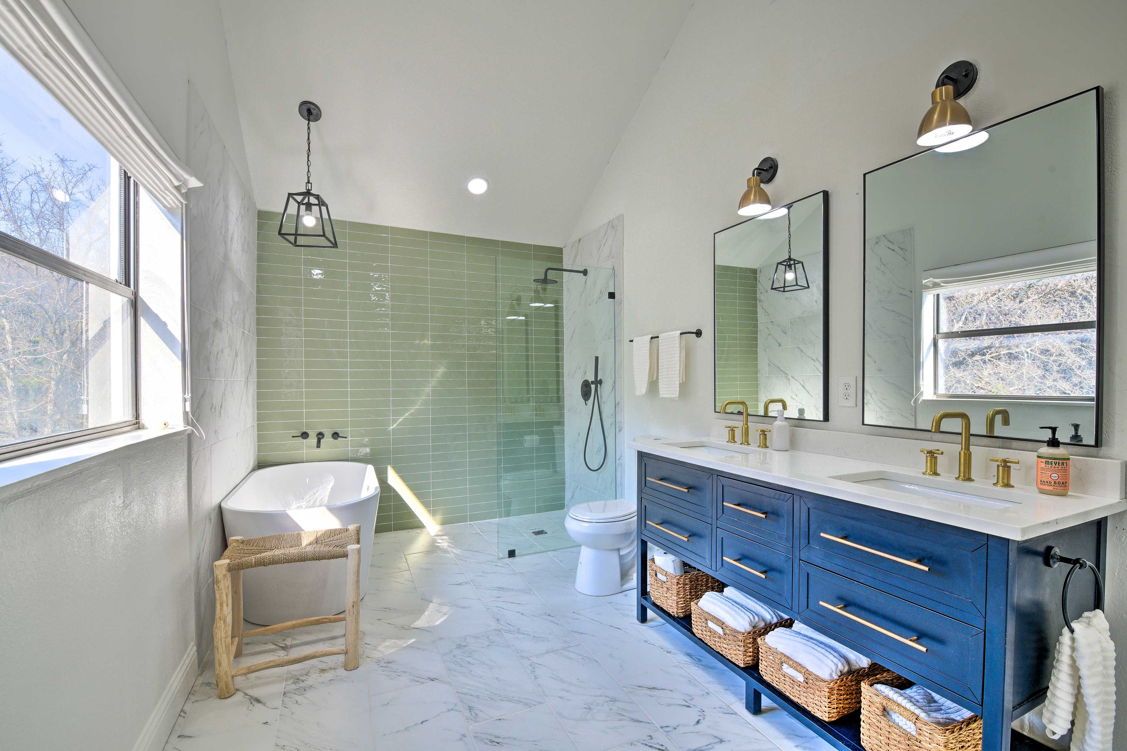 En-Suite Bathroom | Towels Provided | Complimentary Toiletries | Hair Dryer
