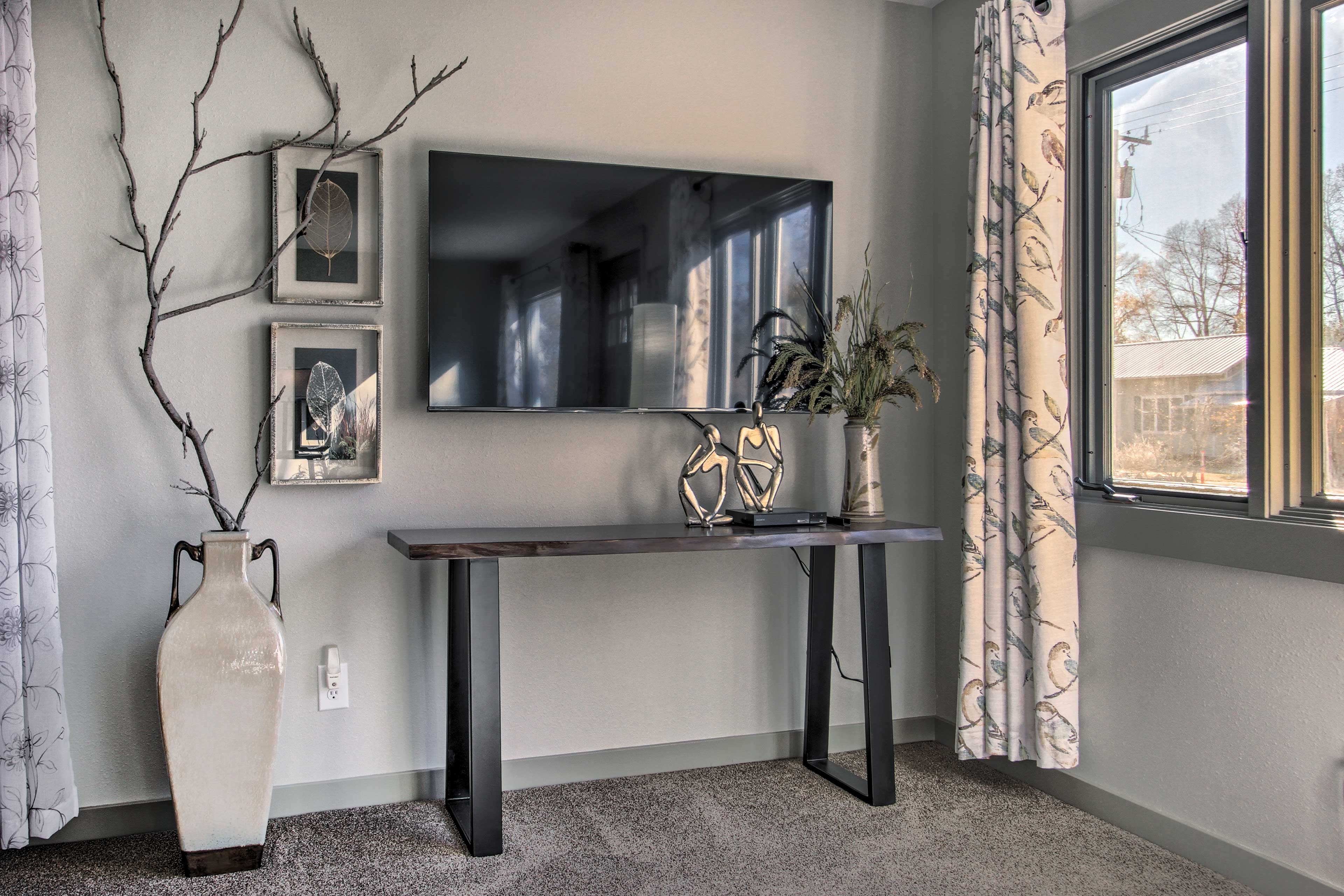 Living Room | Smart TV w/ Roku | Cable Access | DVD Player