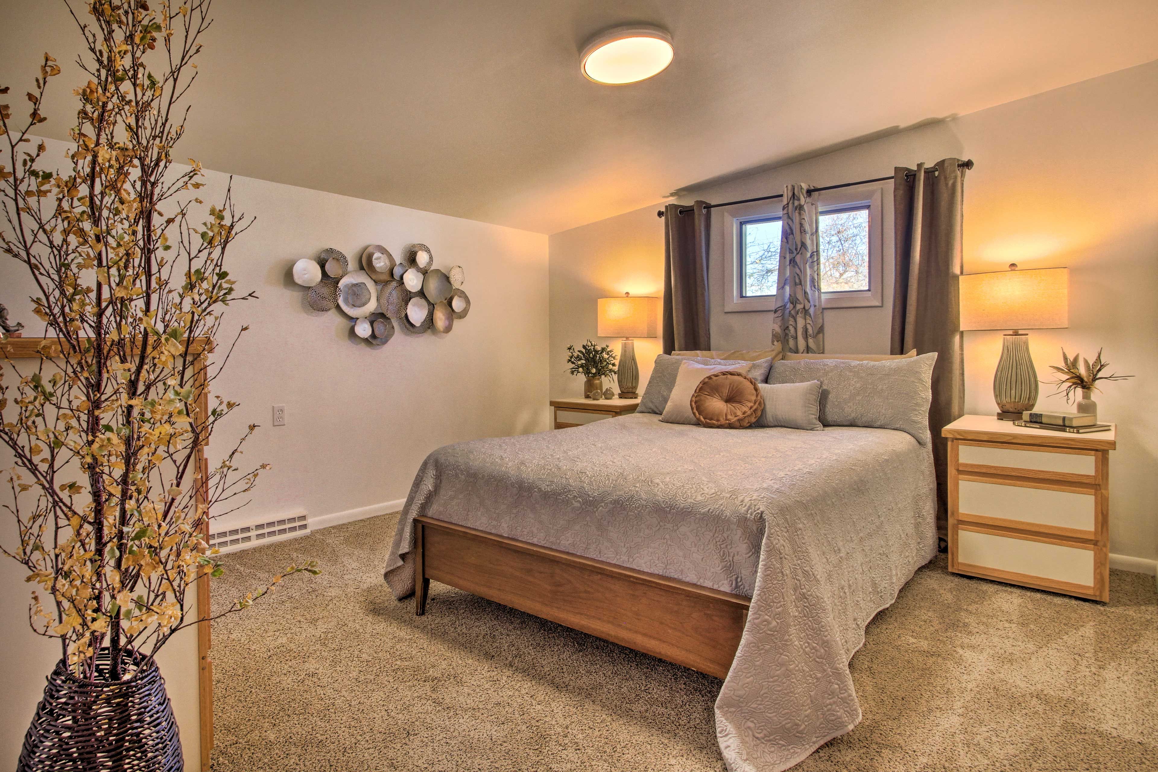 Bedroom 1 | Queen Bed | Smart TV | Hangers