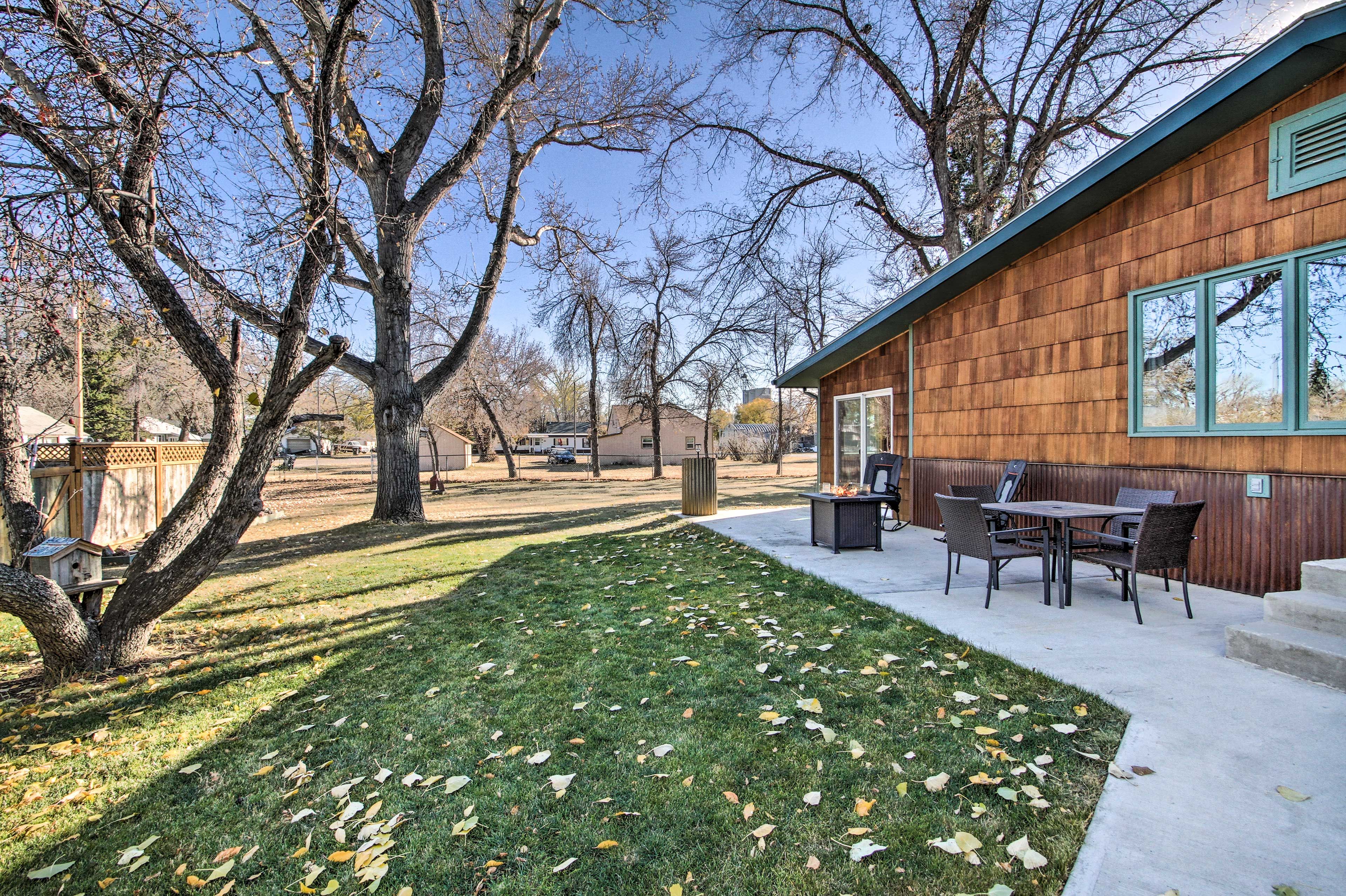 Private Yard (Fenced) | Propane Fire Pit | Gas Grill | Traeger Smoker