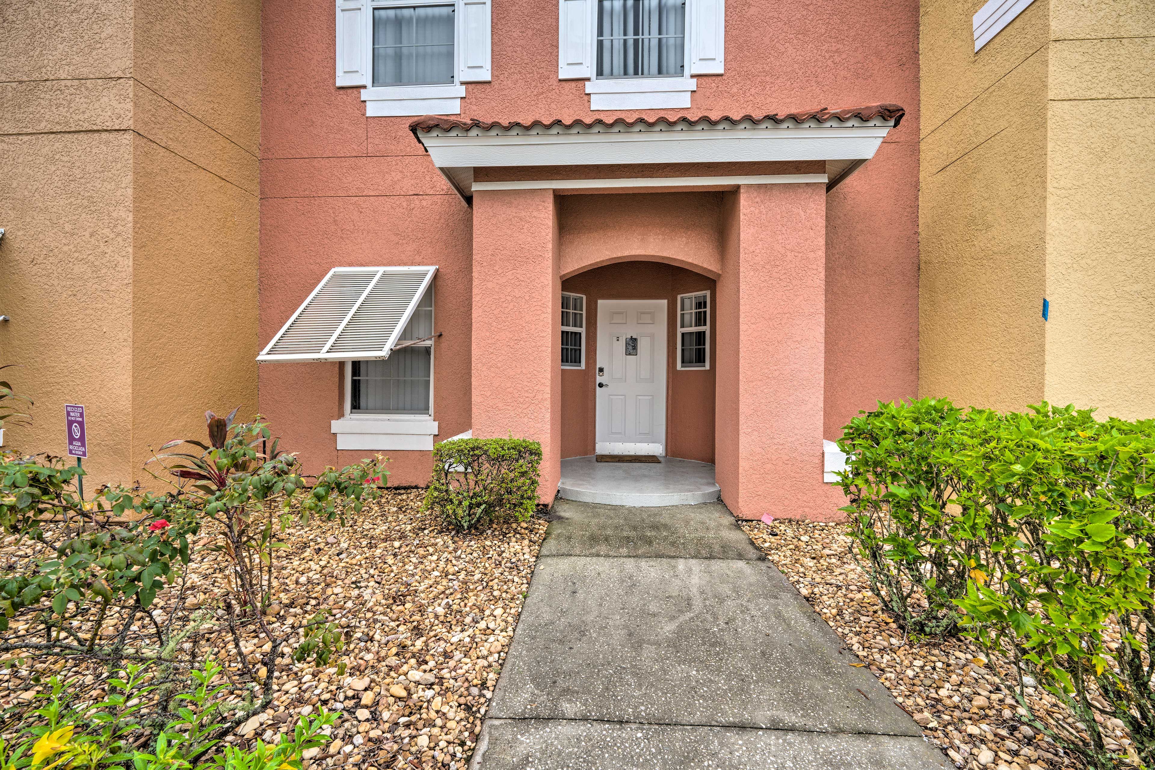 Front Entryway | Keyless Entry | Parking Lot (2 Vehicles)