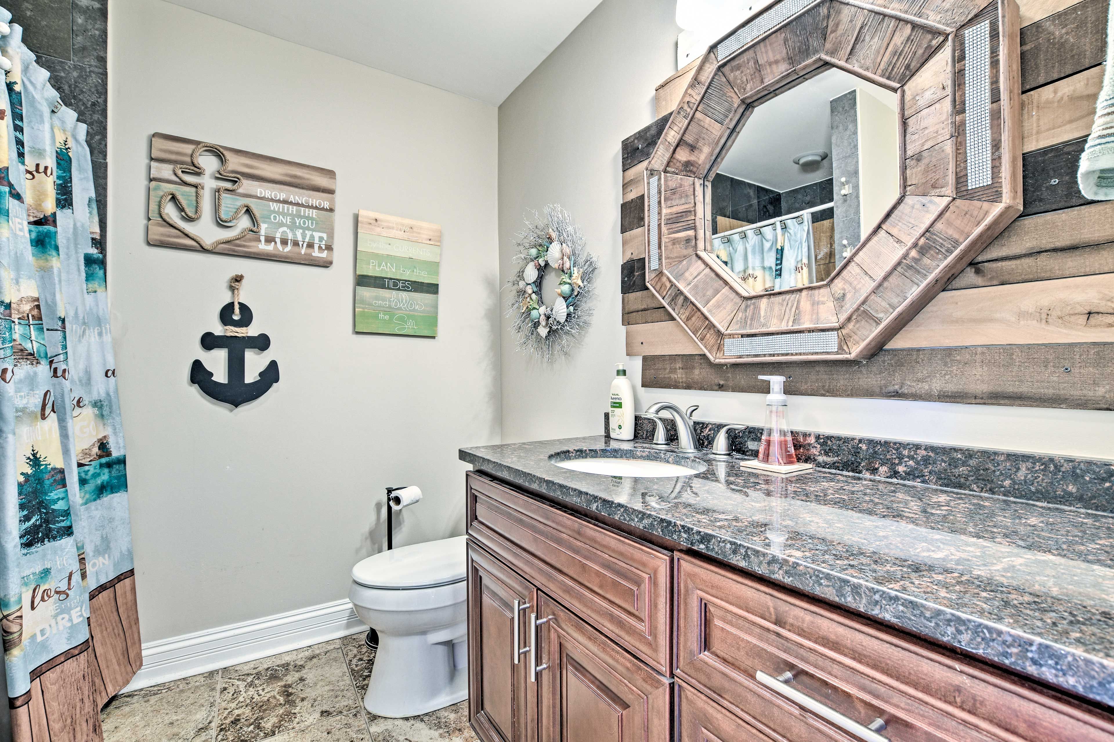 Full Bathroom | Towels Provided | Complimentary Toiletries