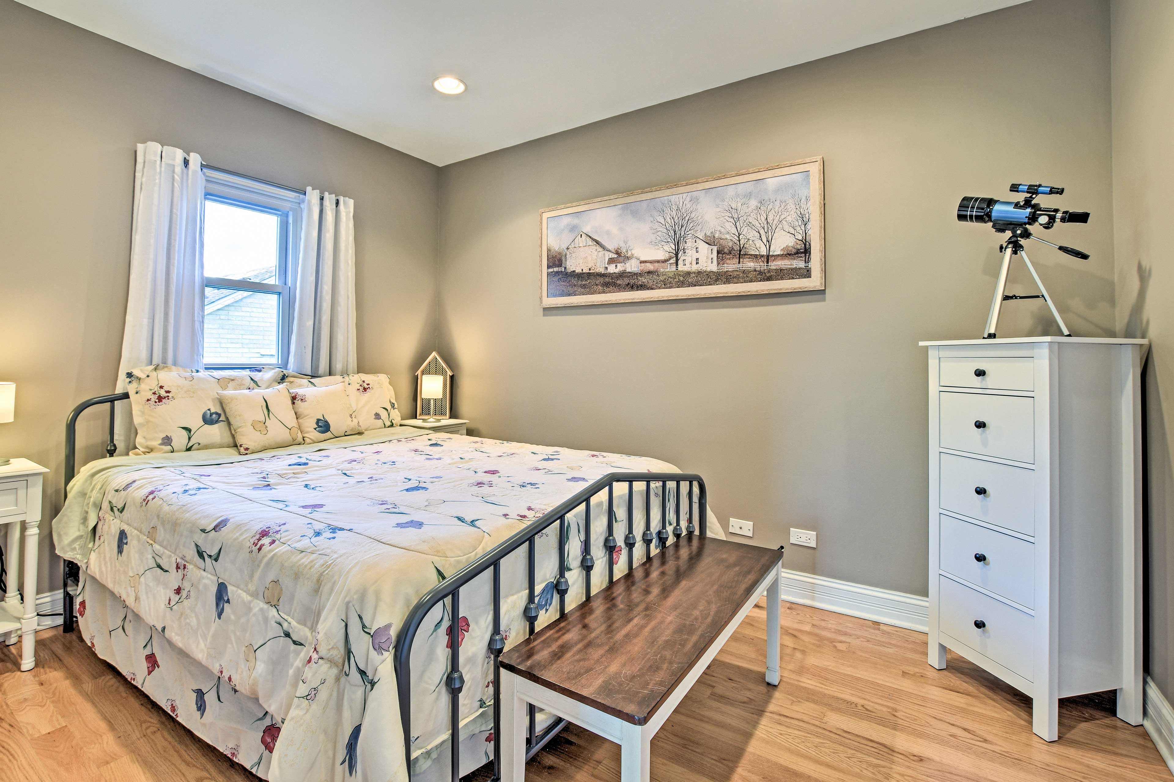 Bedroom 1 | Main Level | Queen Bed