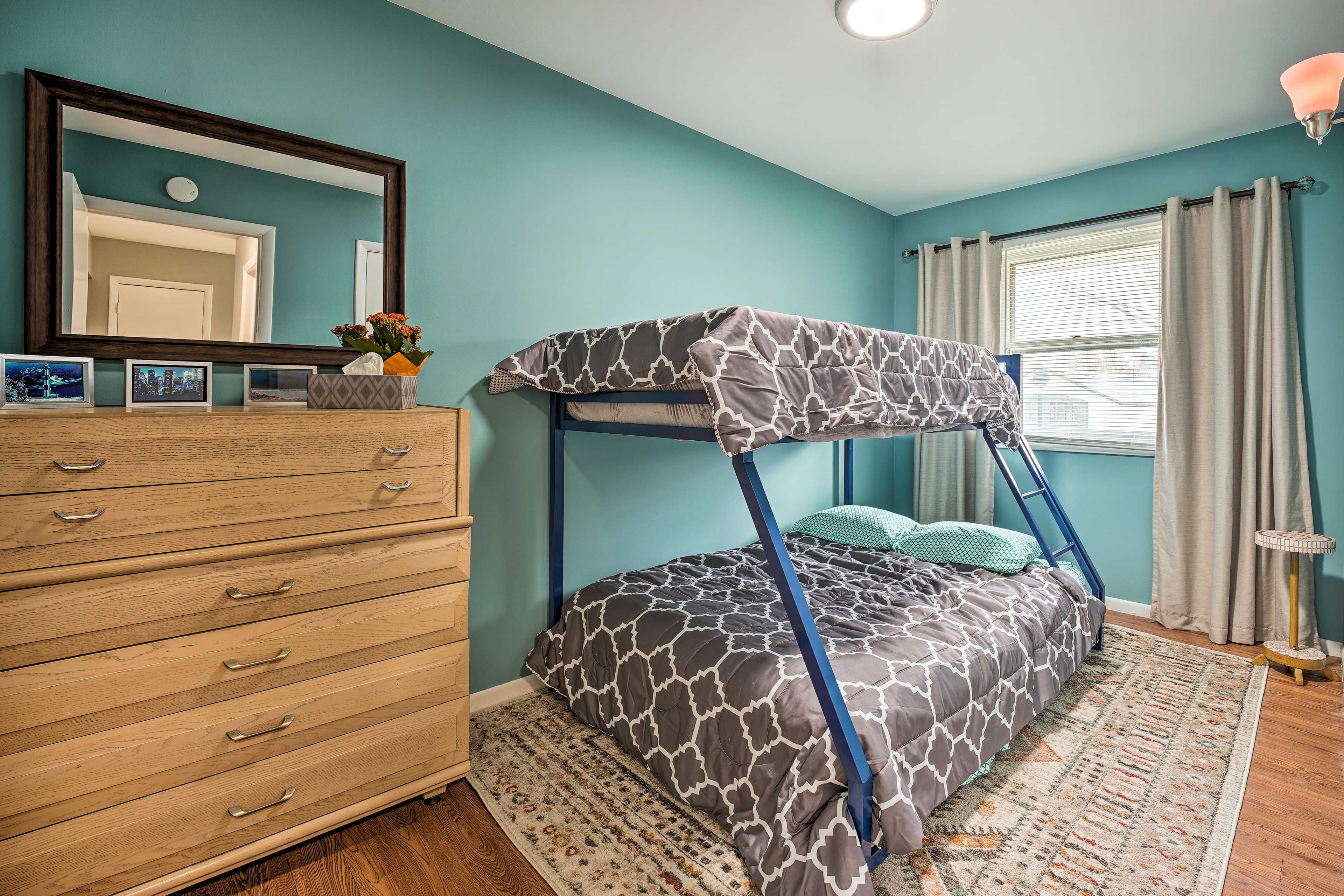 Bedroom 2 | Twin/Full Bunk Bed