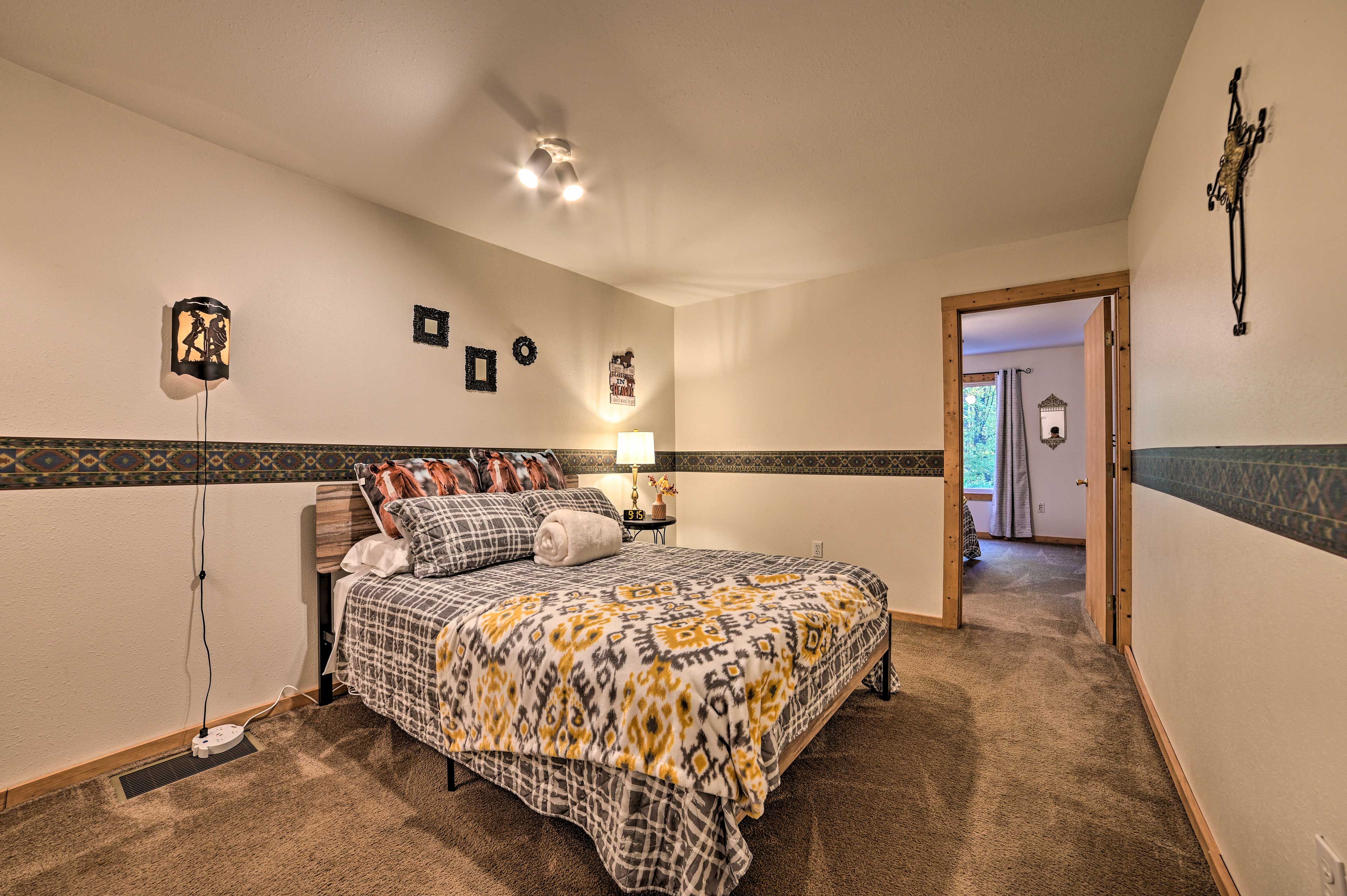 Bedroom 1 | Queen Bed