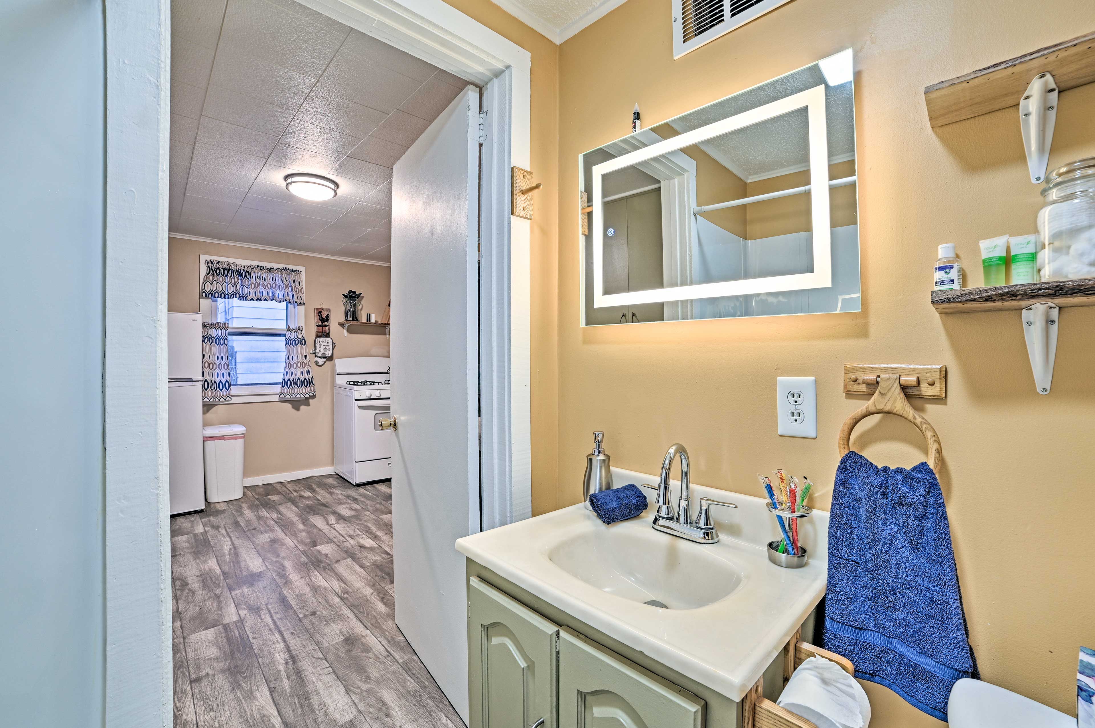 Full Bathroom | Towels Provided