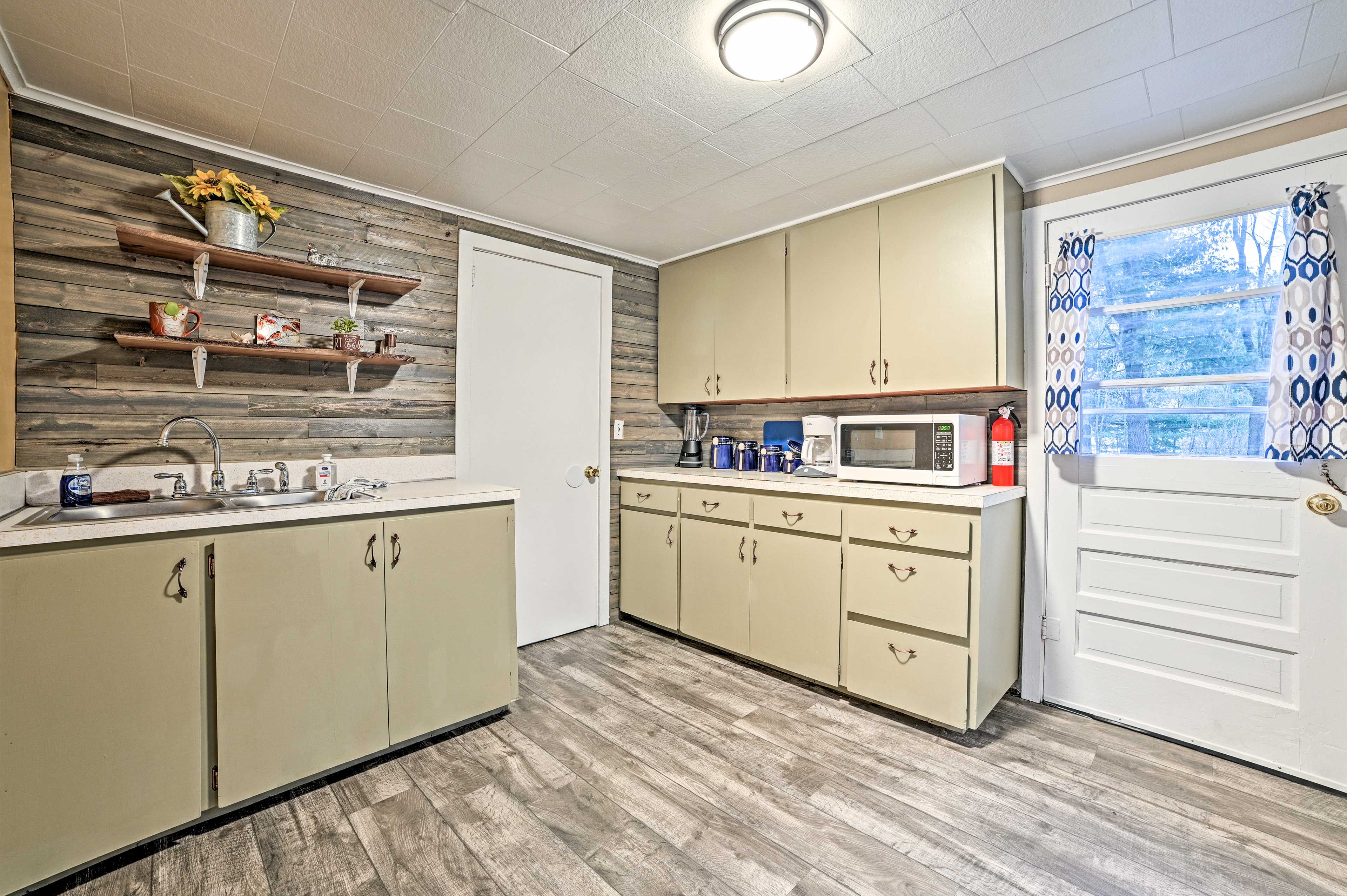 Kitchen | Main Level | Well-Equipped