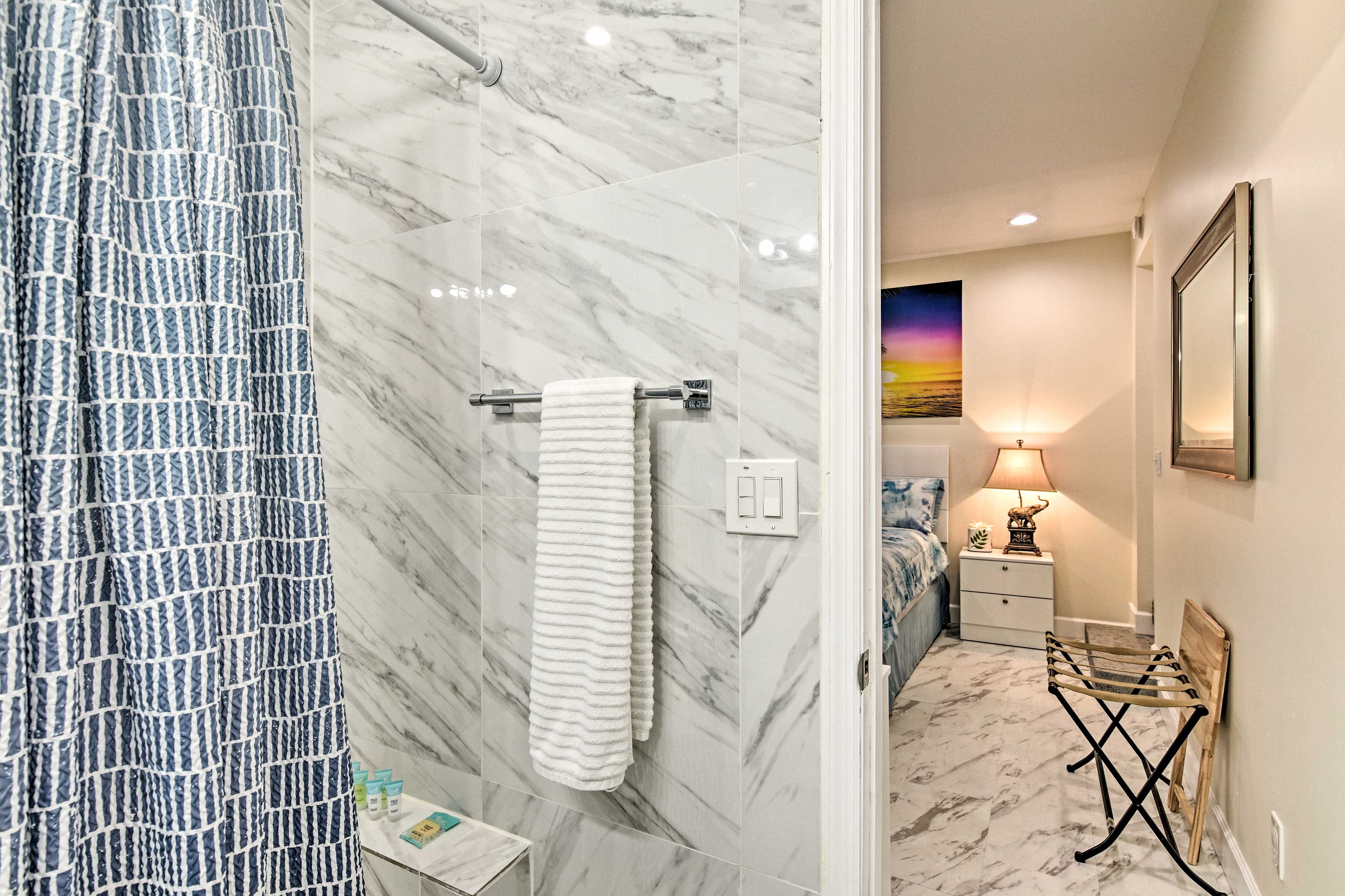 Full Bathroom | Towels Provided