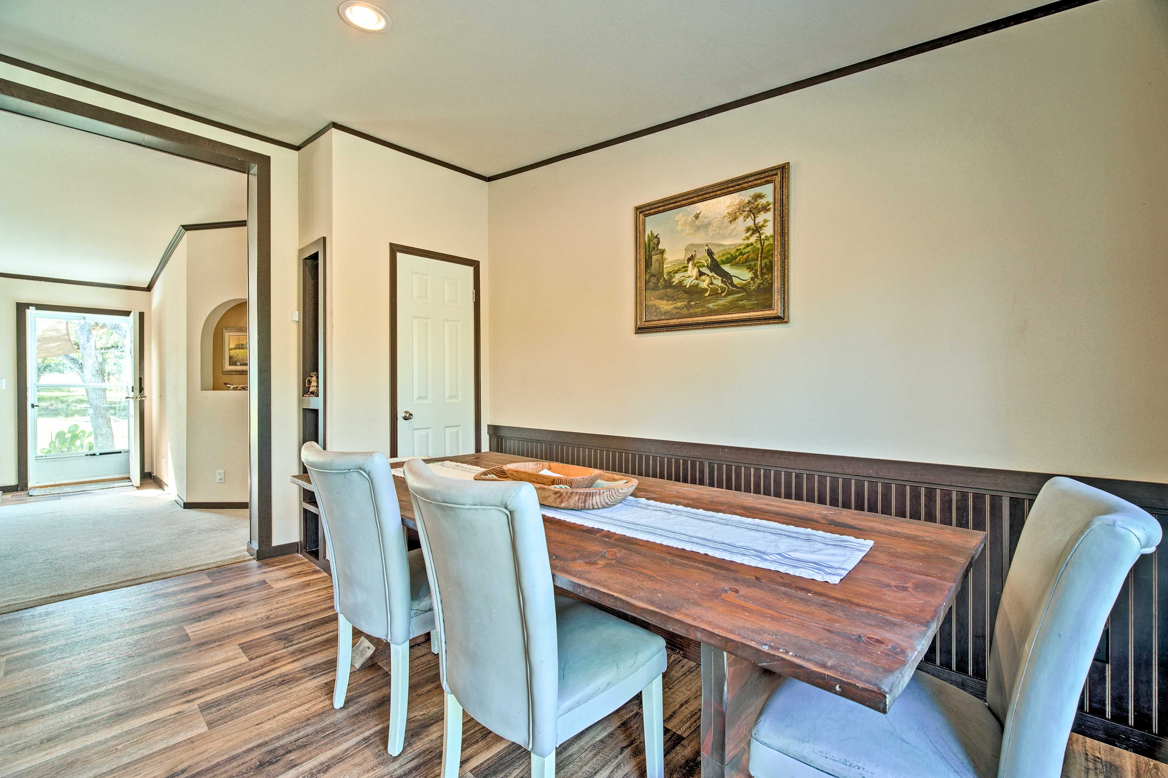 Dining Area | Dishware/Flatware Provided