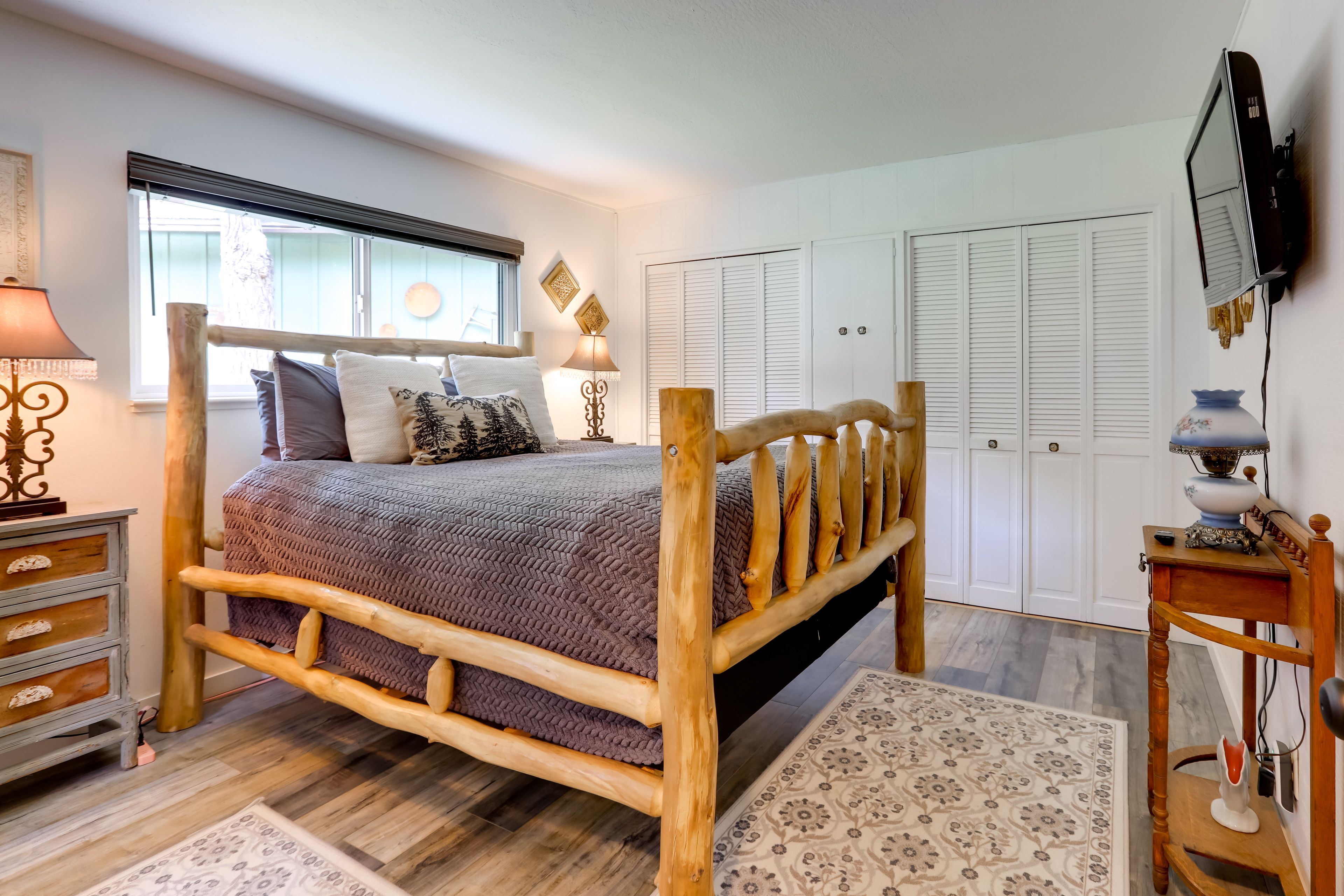 Bedroom 1 | Queen Bed | En-Suite Bathroom