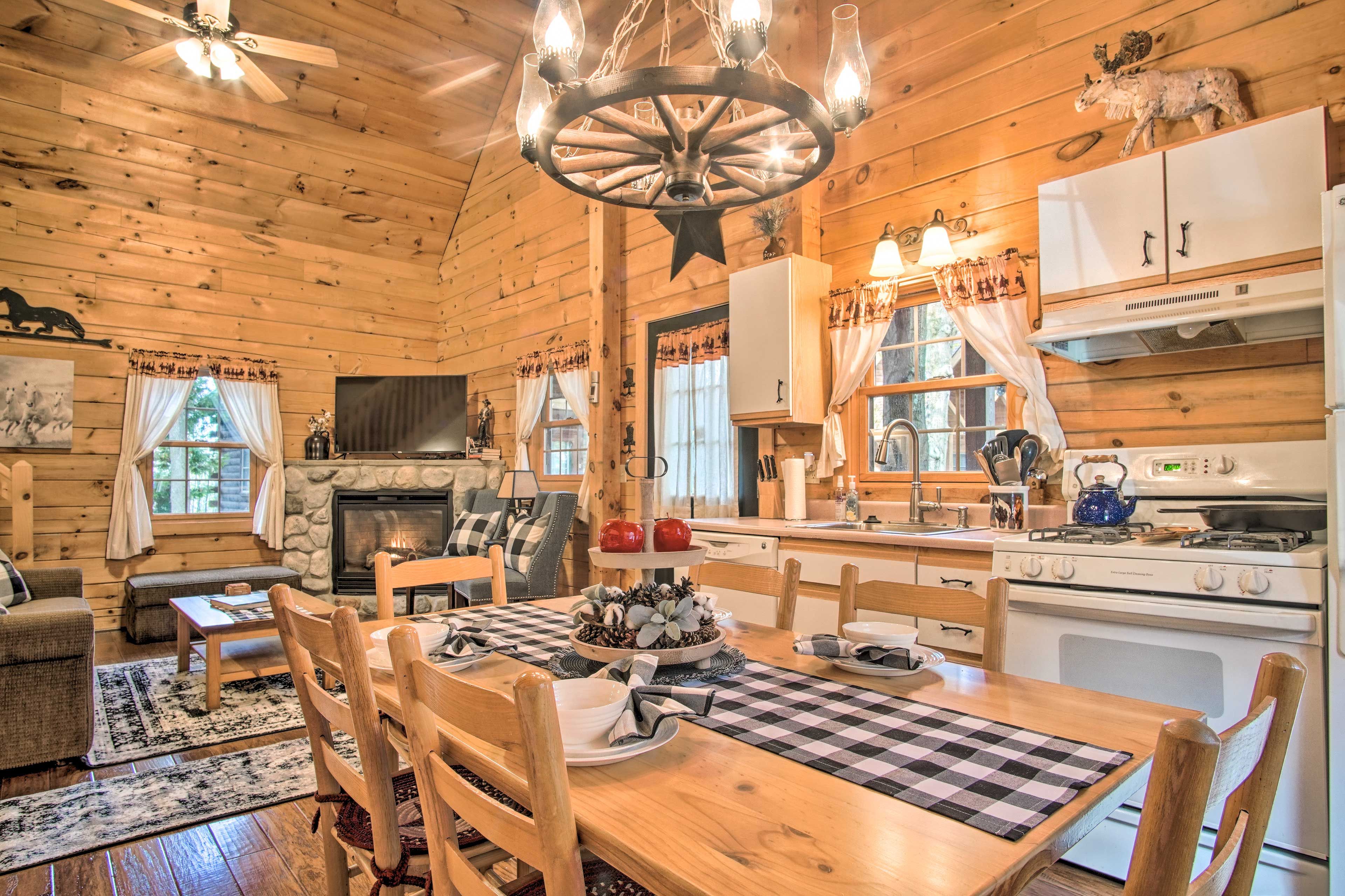 Kitchen & Dining Area | Main Level | Complimentary Spices