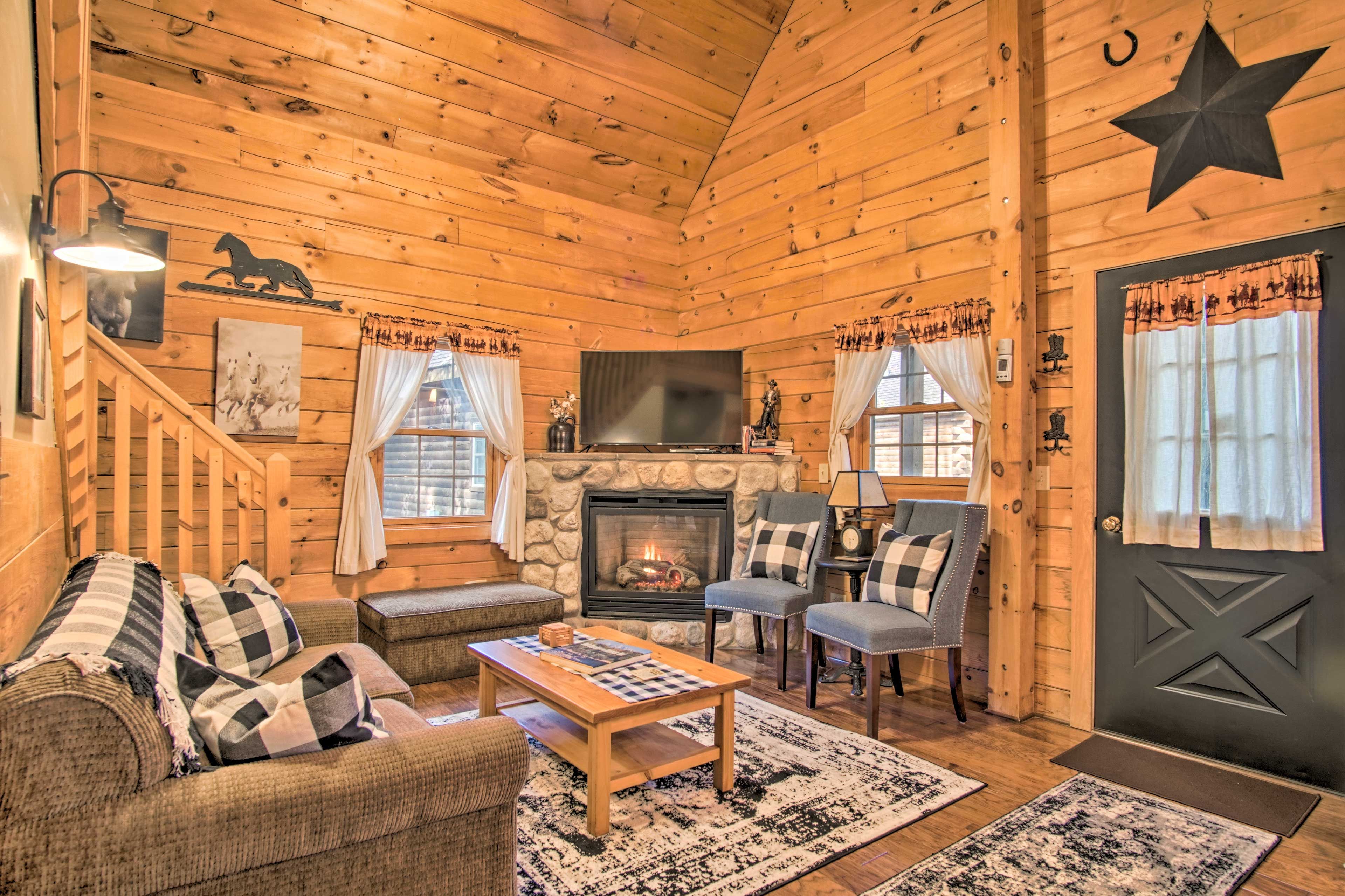 Living Room | Main Level | Smart TV w/ Roku | Air Conditioning