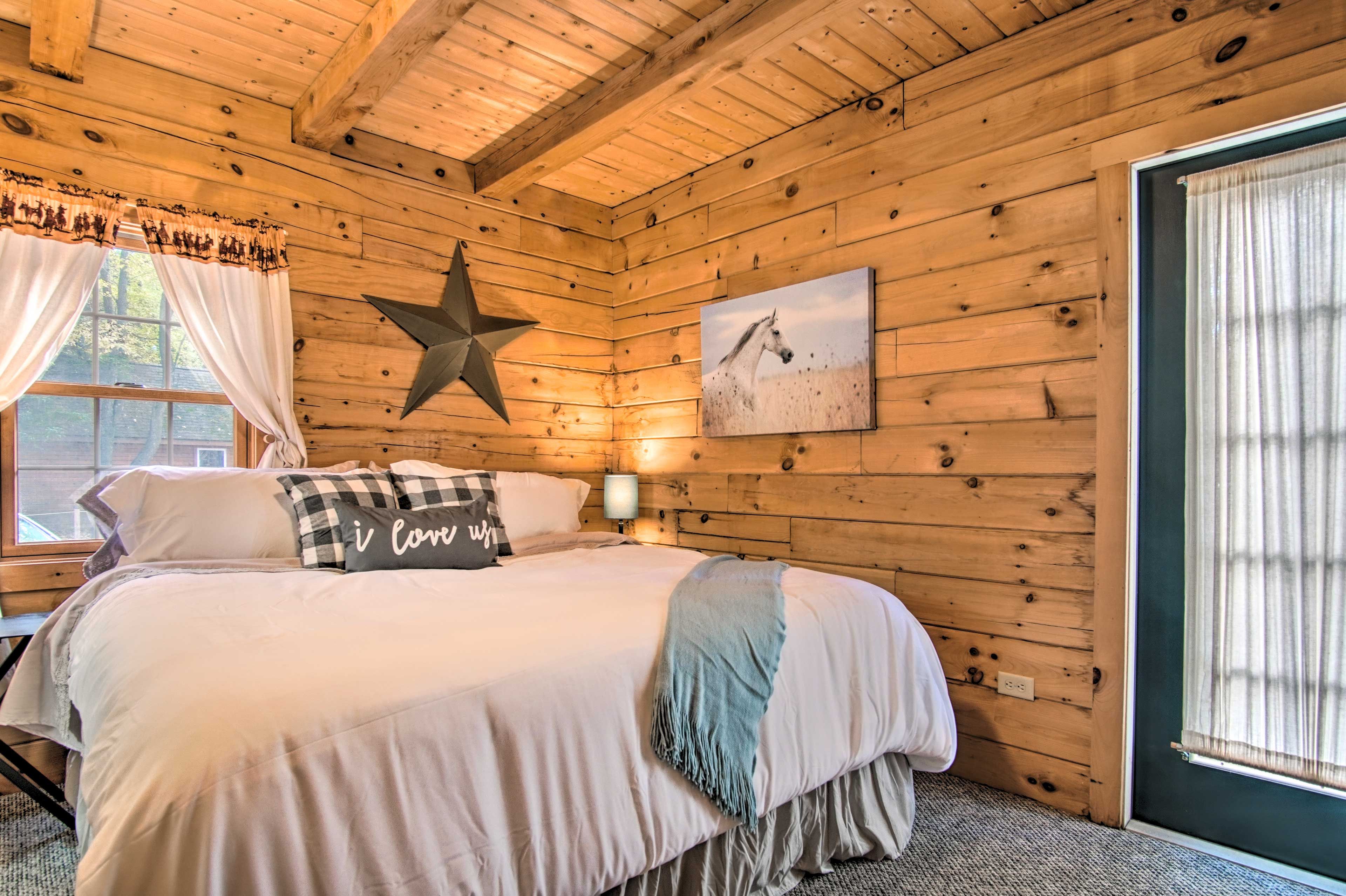 Bedroom 1 | King Bed | Main Level | En-Suite Bathroom