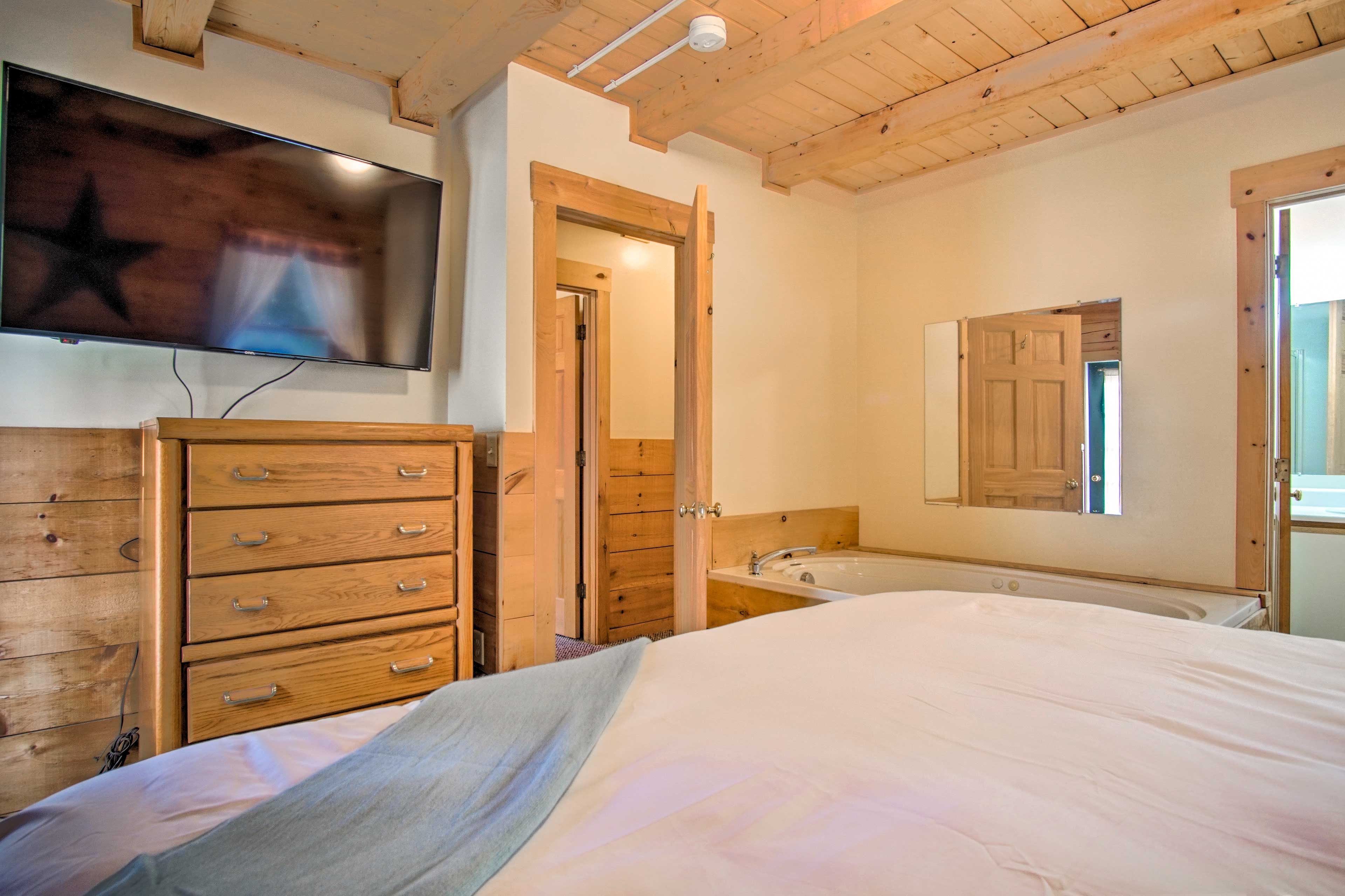 Bedroom 1 | Smart TV w/ Roku